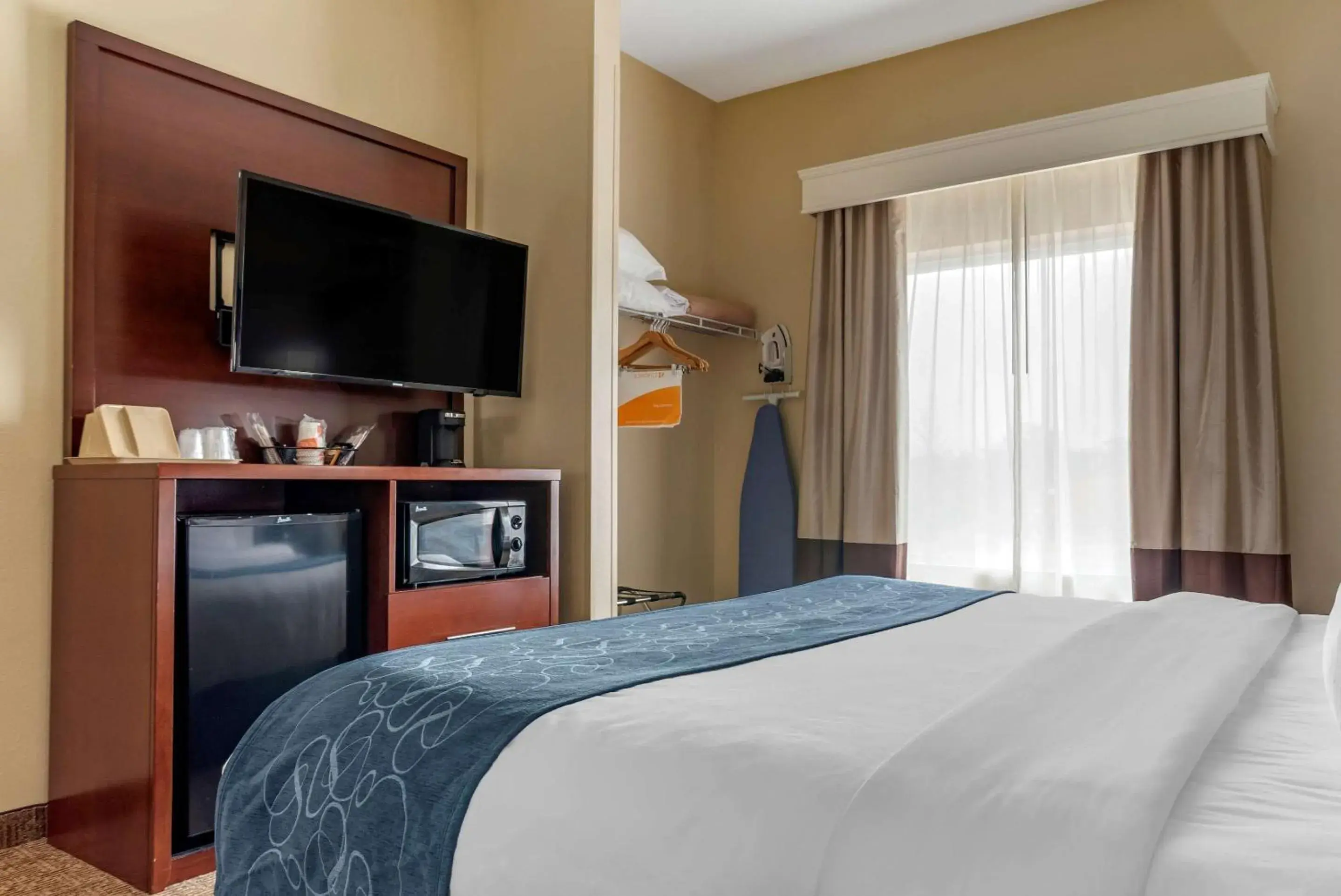 King Suite - Accessible/Non-Smoking in Comfort Suites Niceville Near Eglin Air Force Base King Suite - Accessible/Non-Smoking in Comfort Suites Niceville Near Eglin Air Force Base