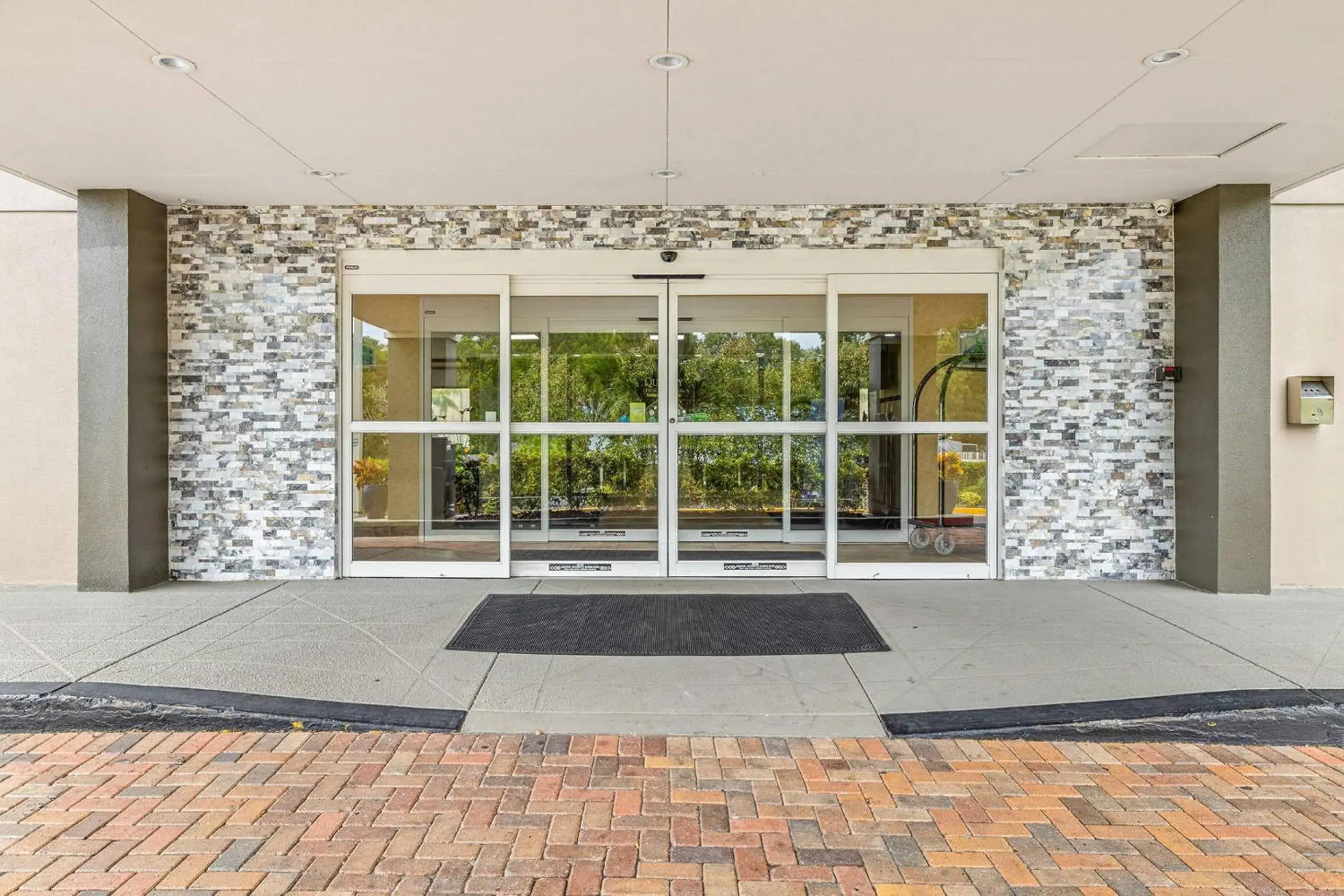 Property building in Quality Inn & Suites Tampa-Ybor City Property building in Quality Inn & Suites Tampa-Ybor City
