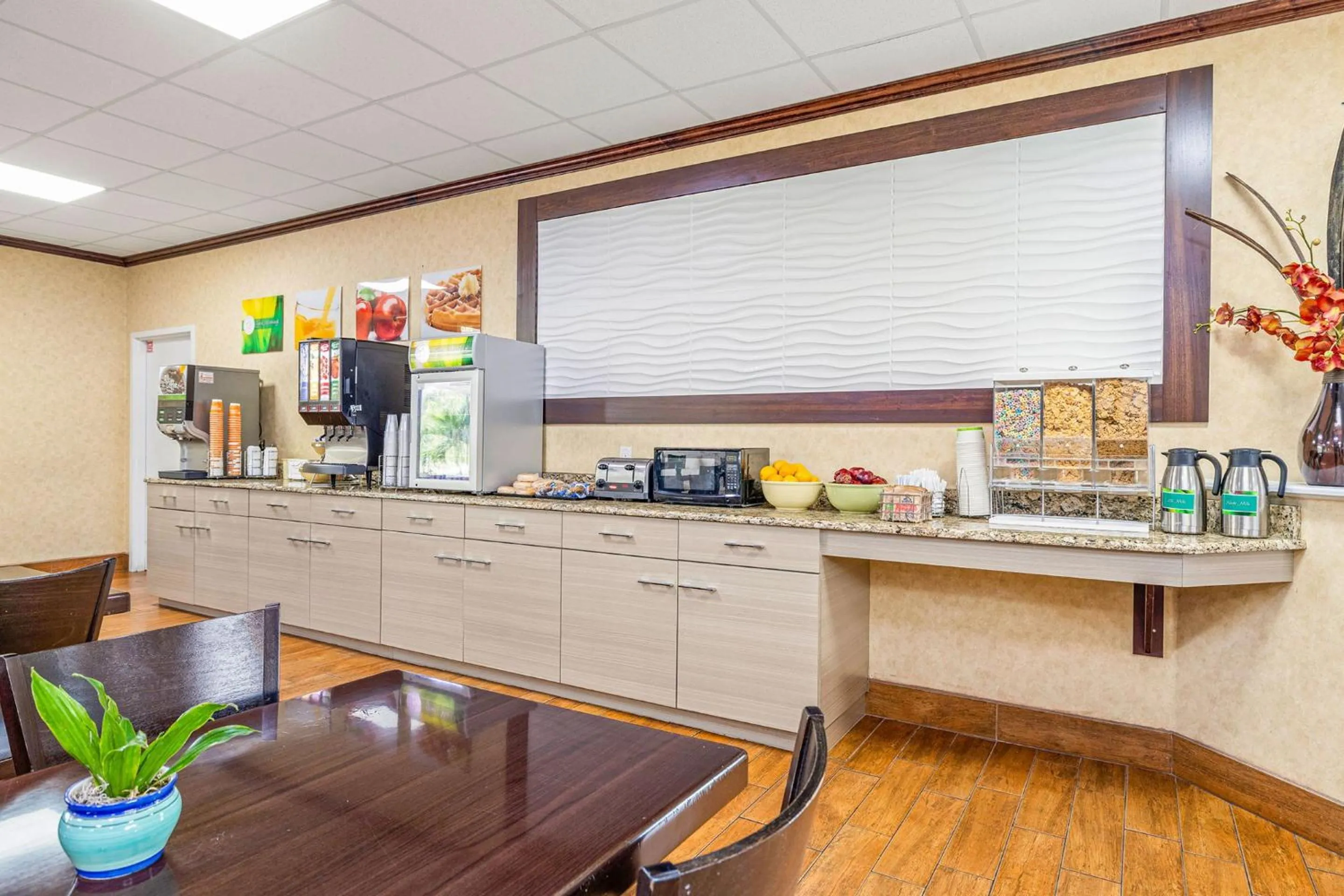 Coffee/tea facilities in Quality Inn & Suites Tampa near Fairgrounds and Casino
