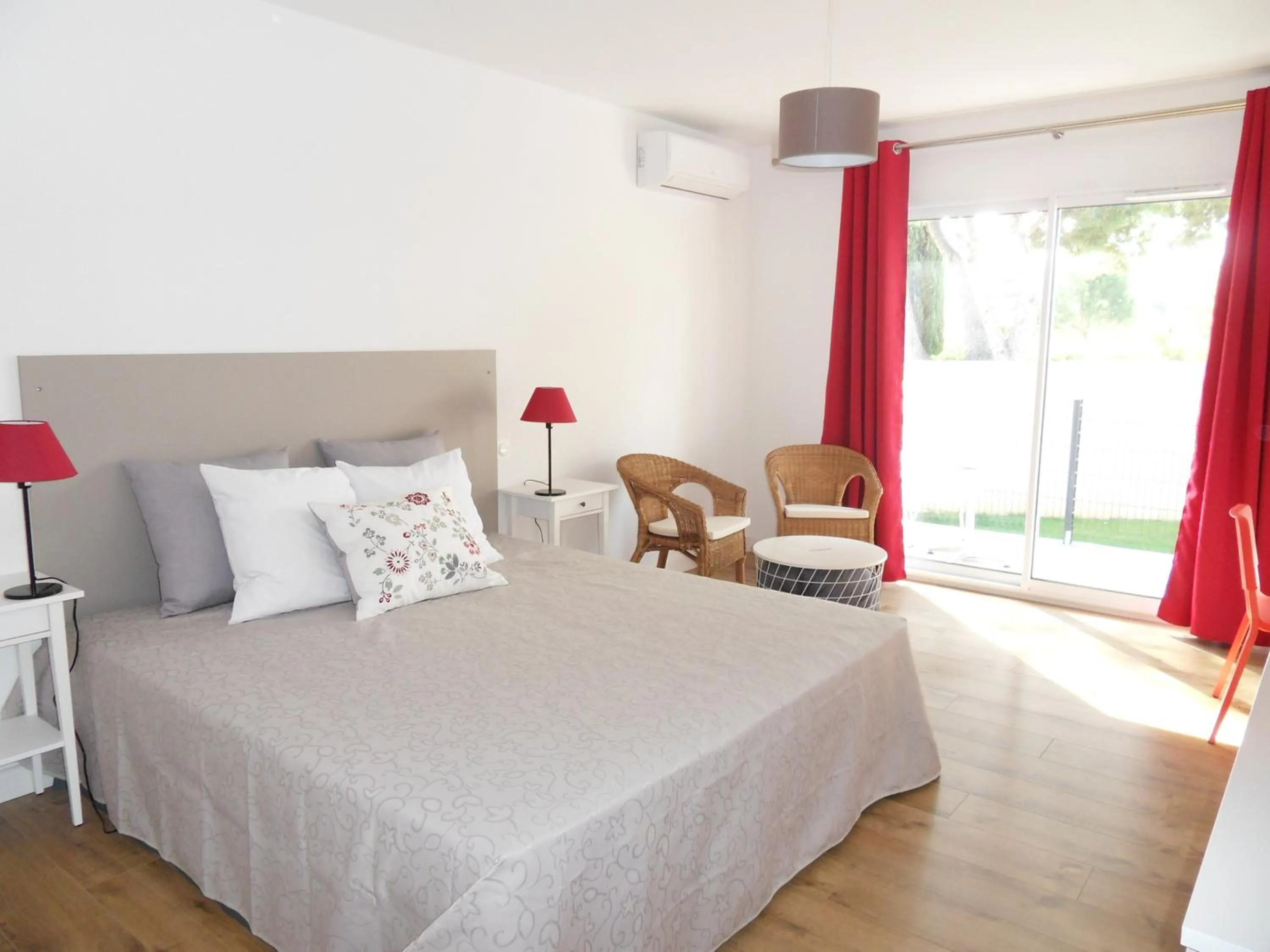 Photo of the whole room, Bed in Lou Meinado, un concept "comme à l'hôtel"