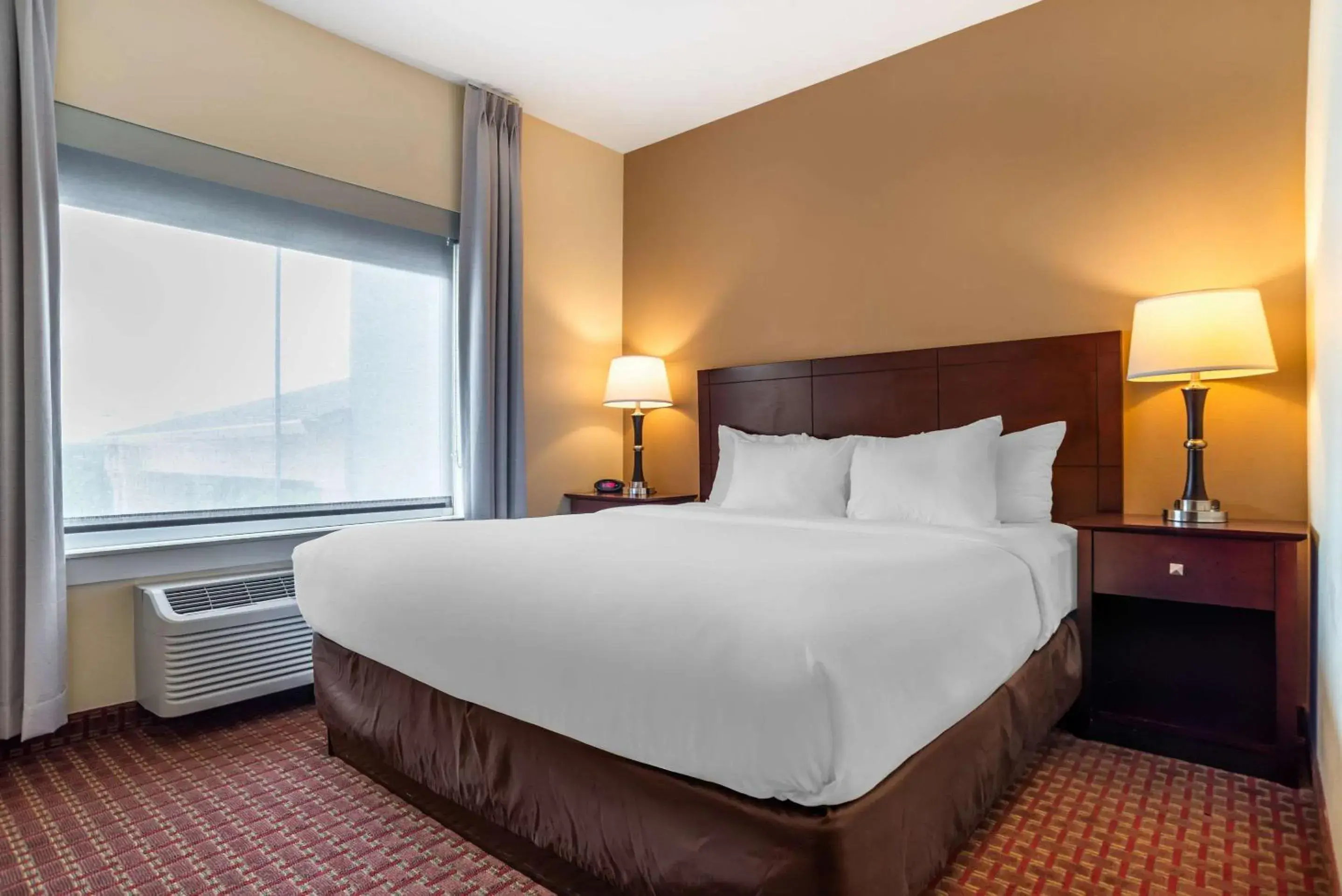 Bedroom, Bed in Comfort Inn & Suites Bedroom, Bed in Comfort Inn & Suites