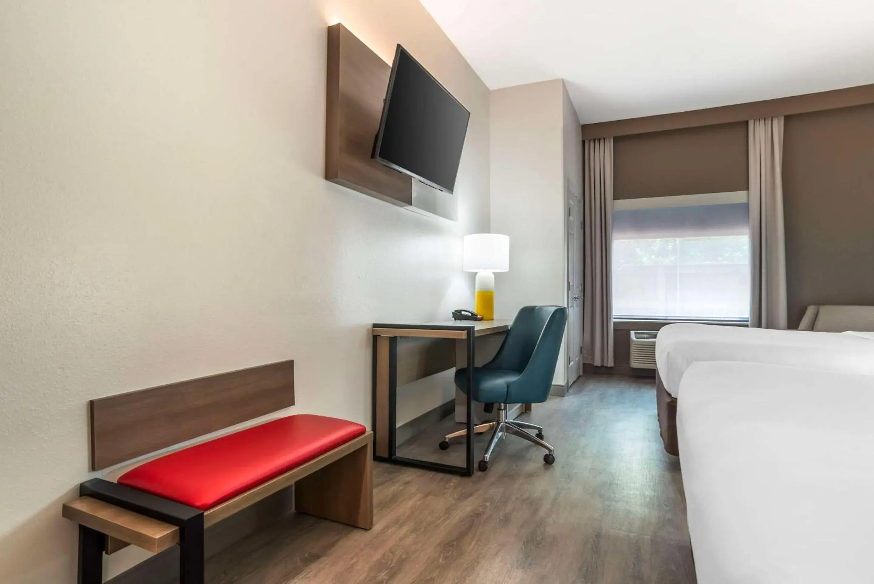 Bedroom, Bed in Comfort Inn & Suites Bedroom, Bed in Comfort Inn & Suites