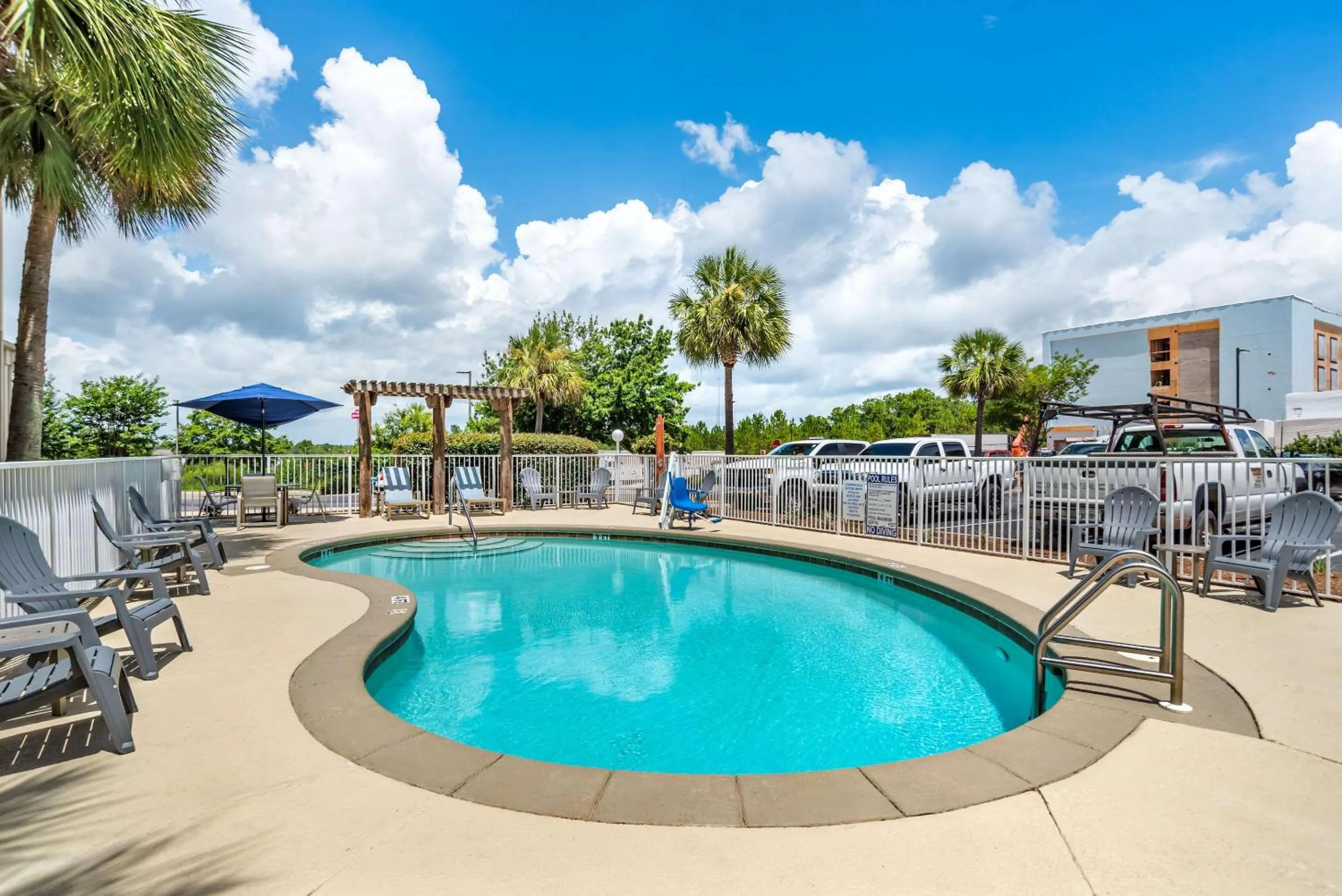 Swimming pool in Comfort Inn & Suites