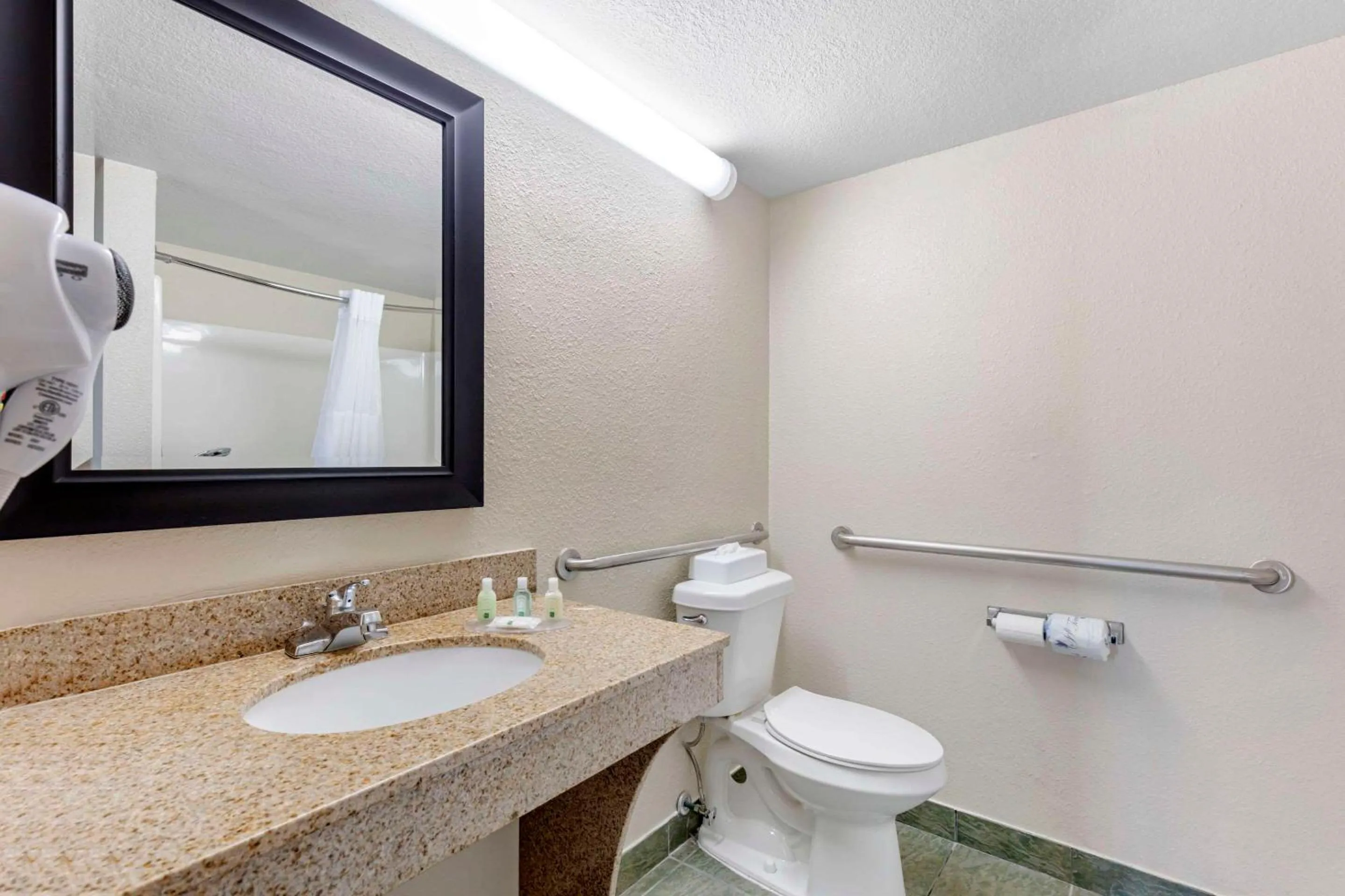 Bedroom in Quality Inn Downtown Stuart