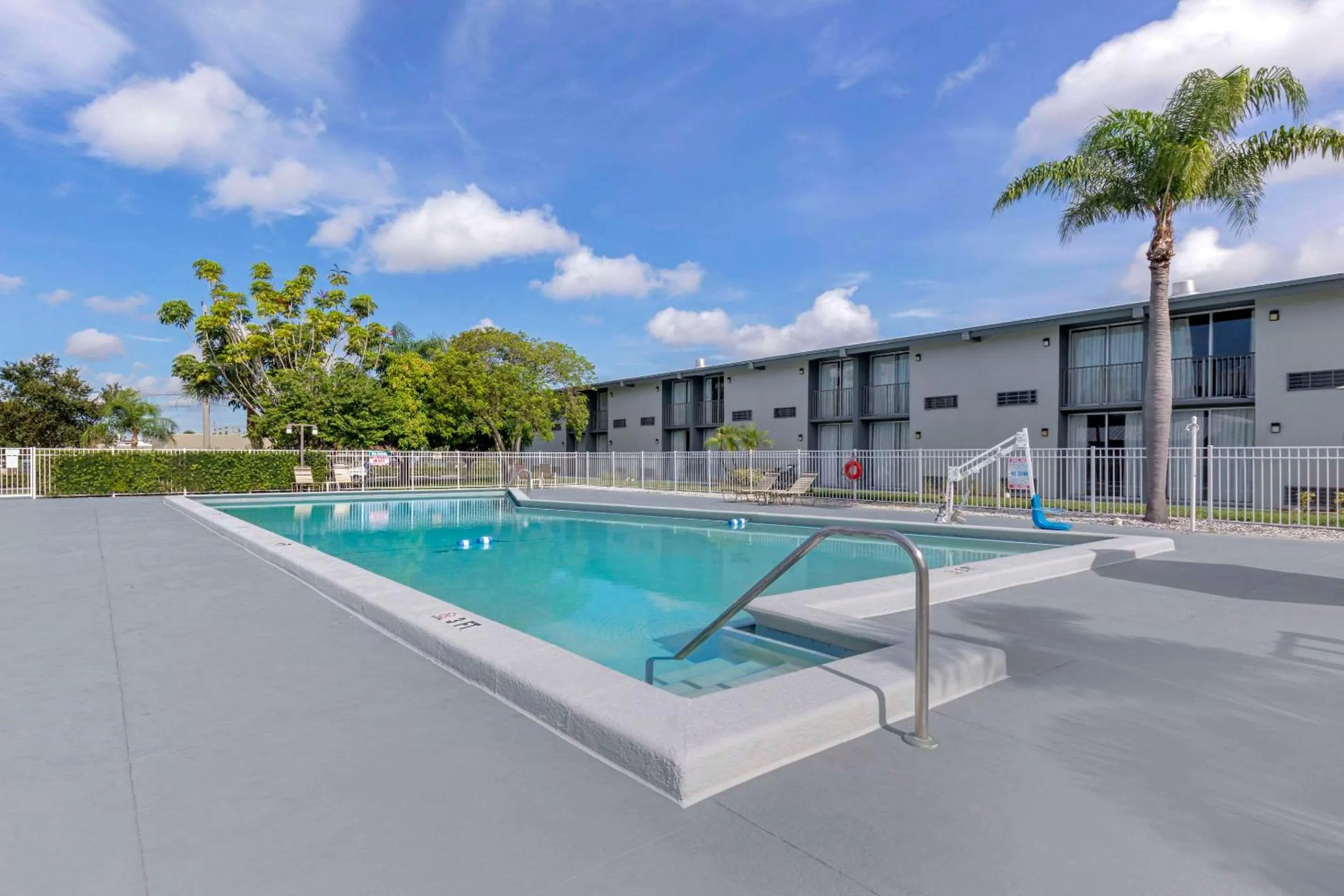 Swimming pool in Quality Inn Downtown Stuart