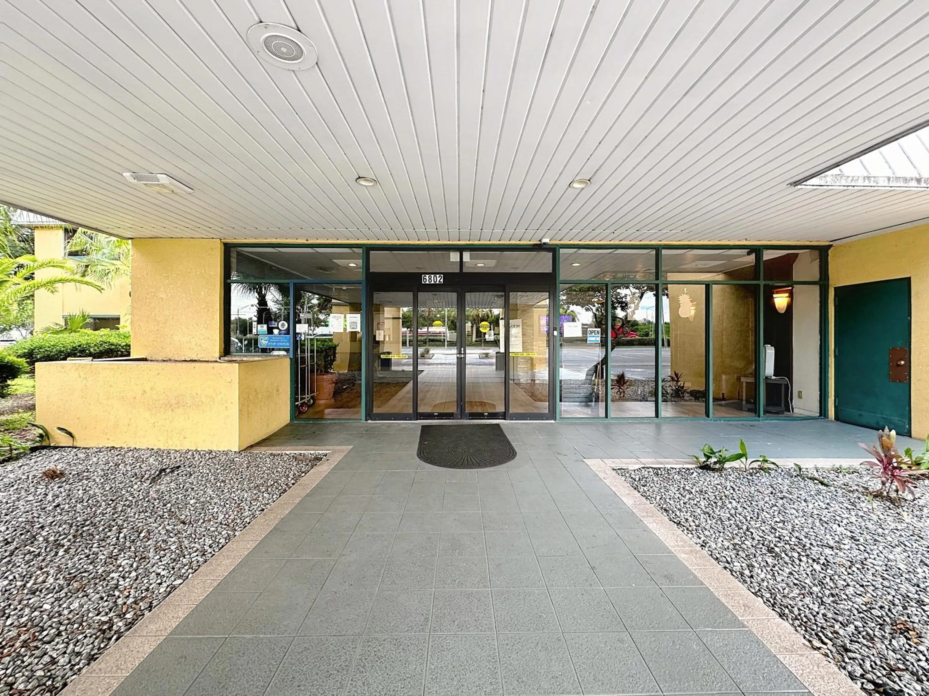 Facade/entrance in Stayable Jax West