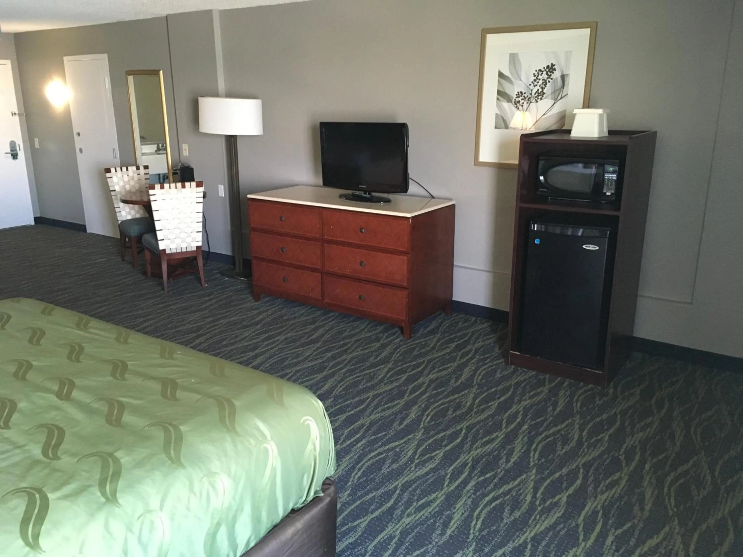 TV and multimedia in Quality Inn & Suites Winter Park Village Area