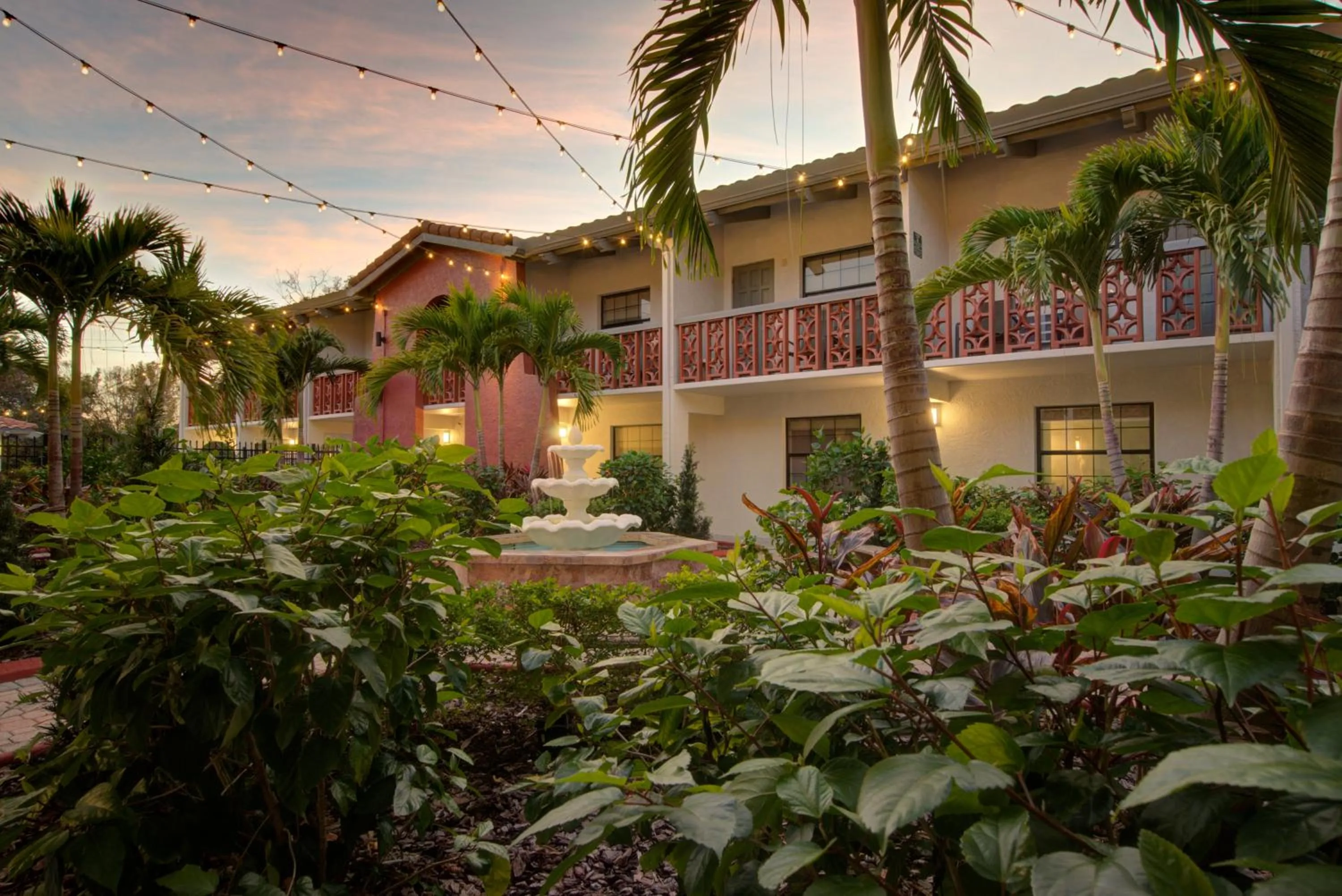Inner courtyard view in Clarion Pointe Tampa-Brandon Near Fairgrounds and Casino