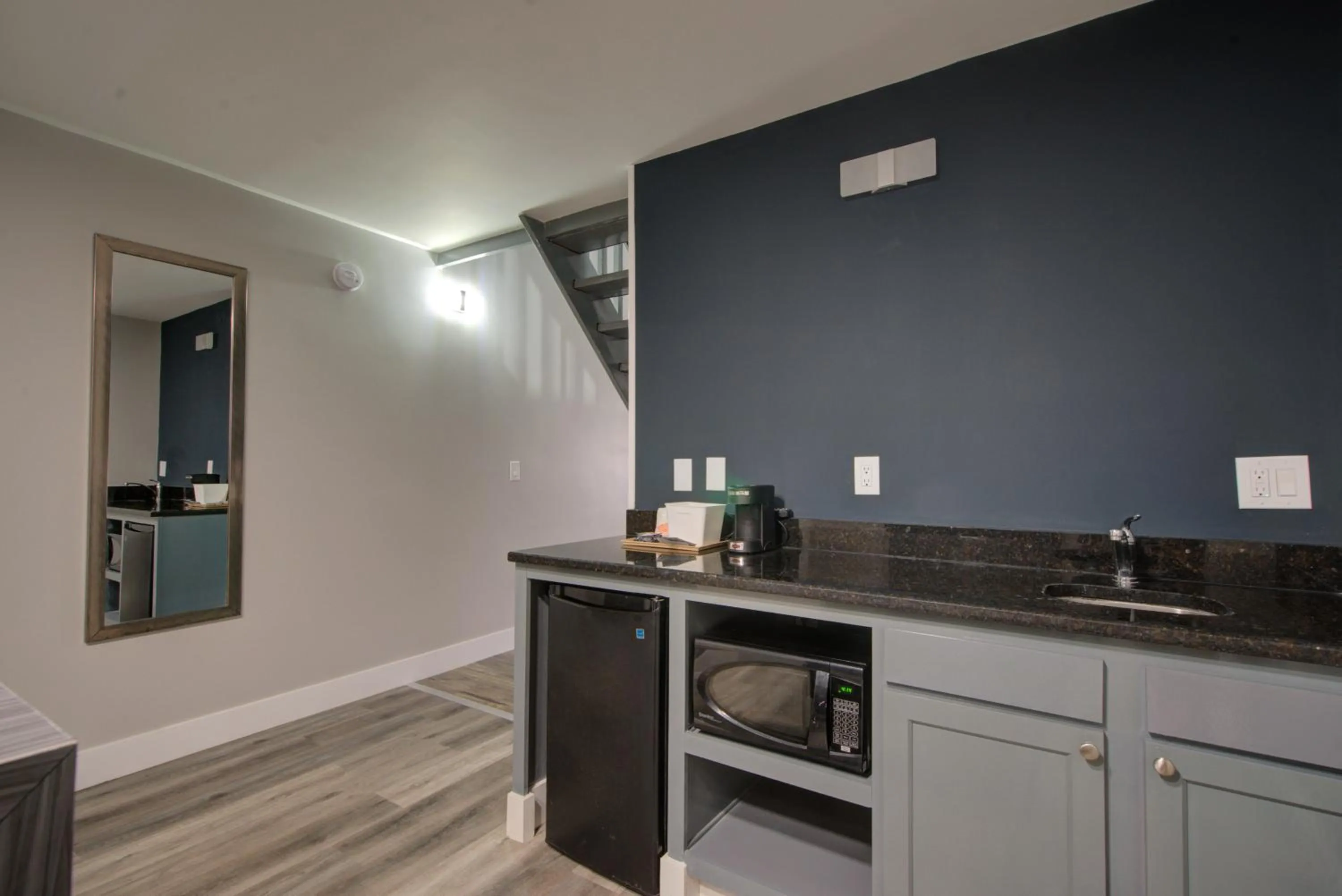 minibar in Clarion Pointe Tampa-Brandon Near Fairgrounds and Casino