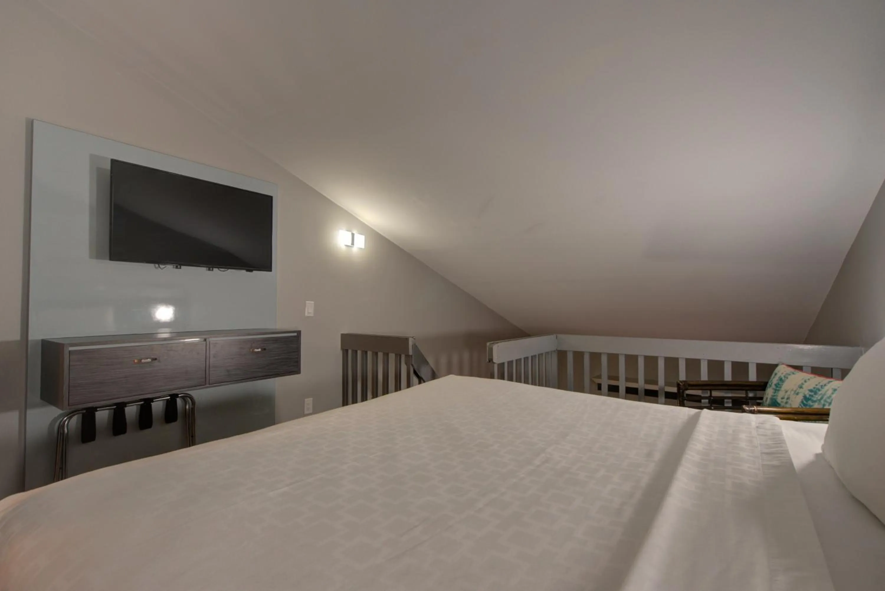 TV and multimedia, Bed in Clarion Pointe Tampa-Brandon Near Fairgrounds and Casino