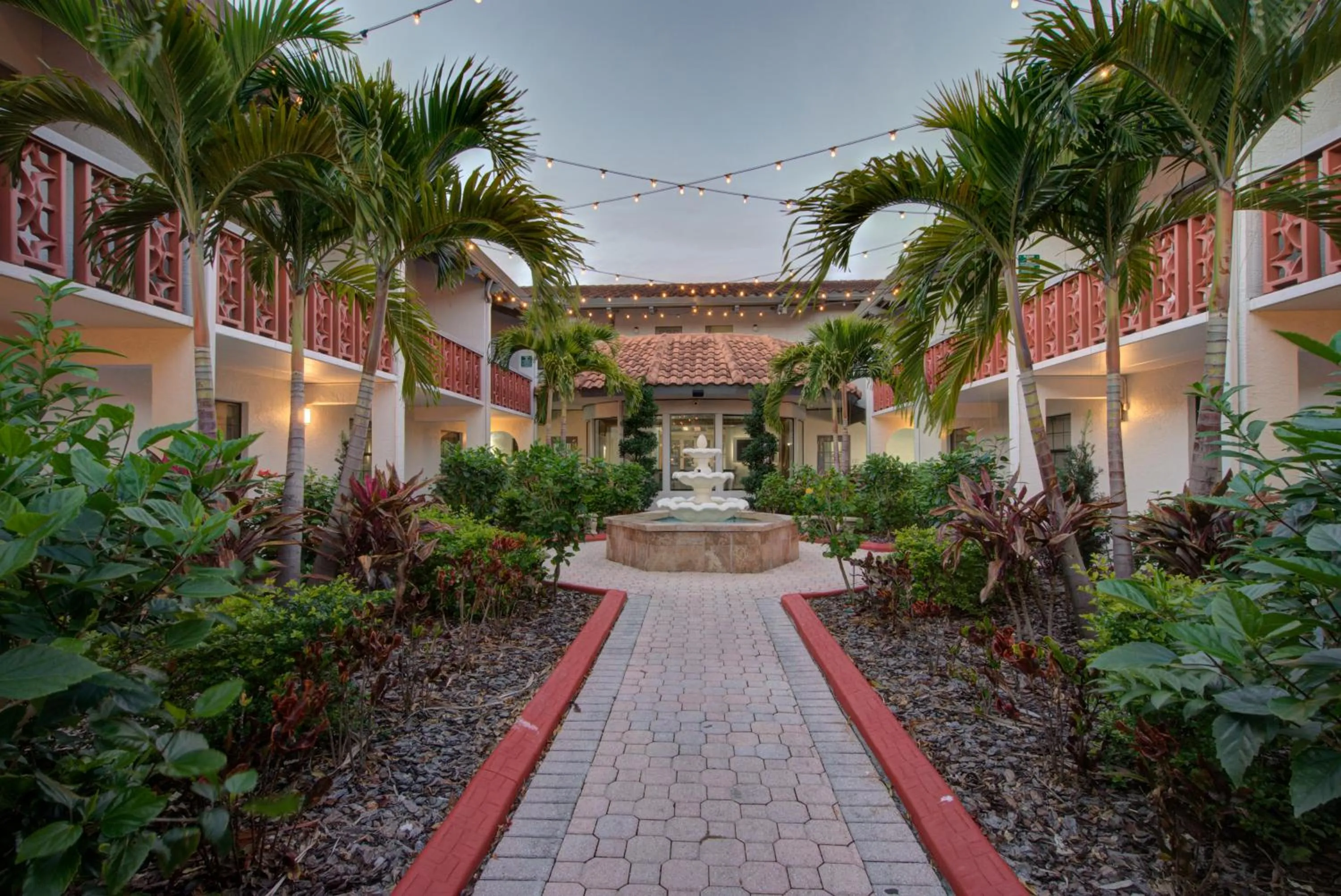 Inner courtyard view in Clarion Pointe Tampa-Brandon Near Fairgrounds and Casino