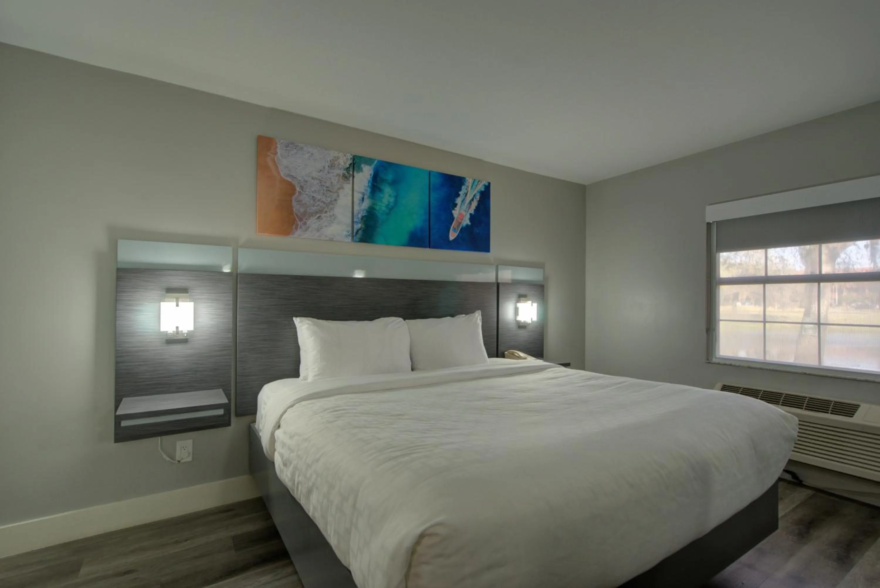 Bed in Clarion Pointe Tampa-Brandon Near Fairgrounds and Casino