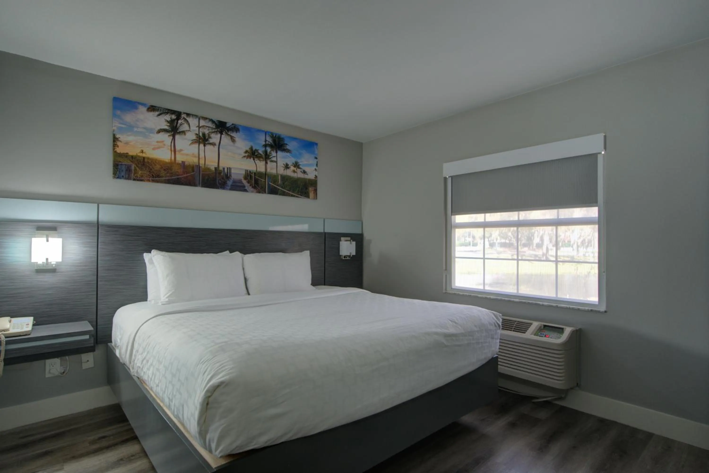 Bed in Clarion Pointe Tampa-Brandon Near Fairgrounds and Casino