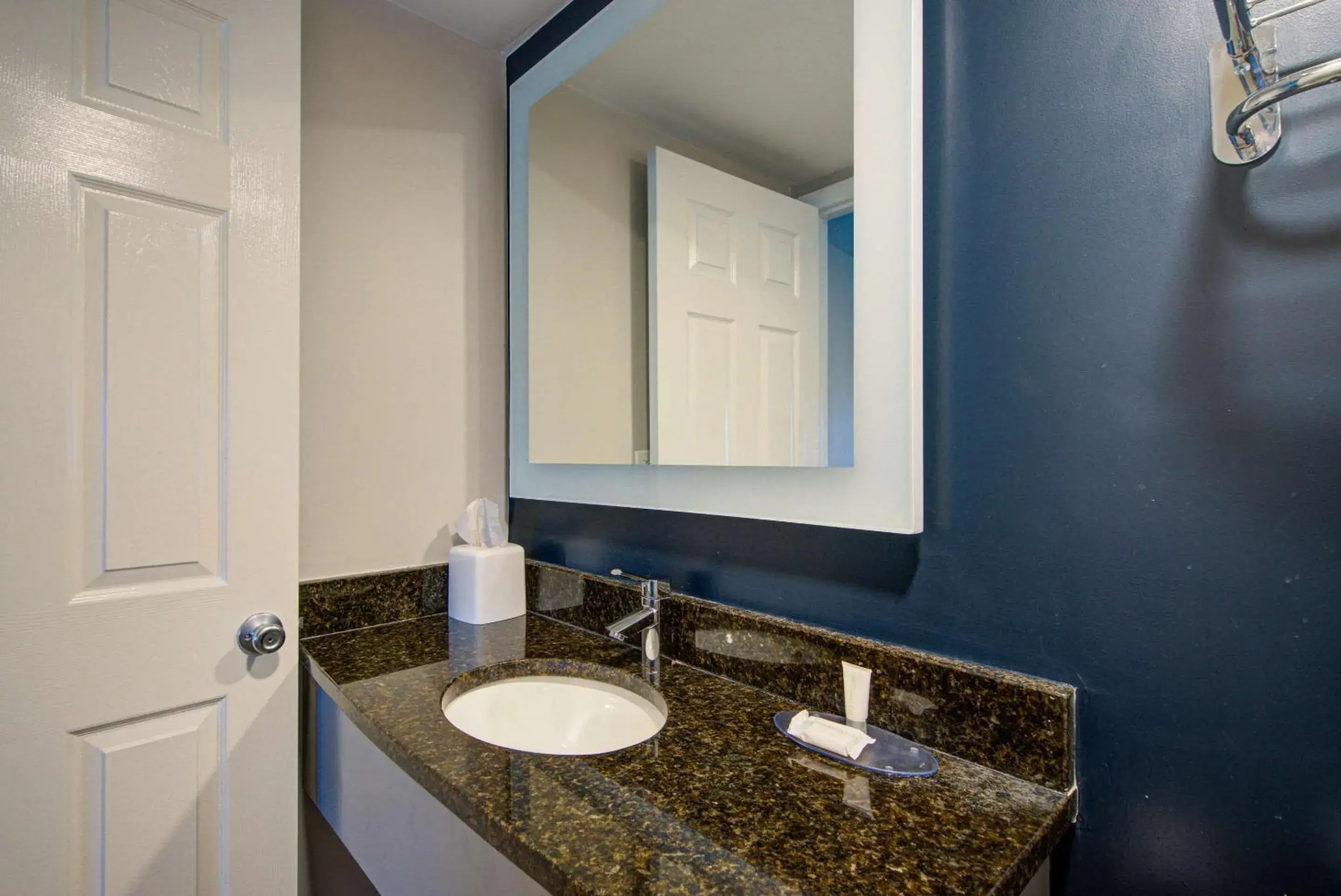 Bedroom in Clarion Pointe Tampa-Brandon Near Fairgrounds and Casino Bedroom in Clarion Pointe Tampa-Brandon Near Fairgrounds and Casino