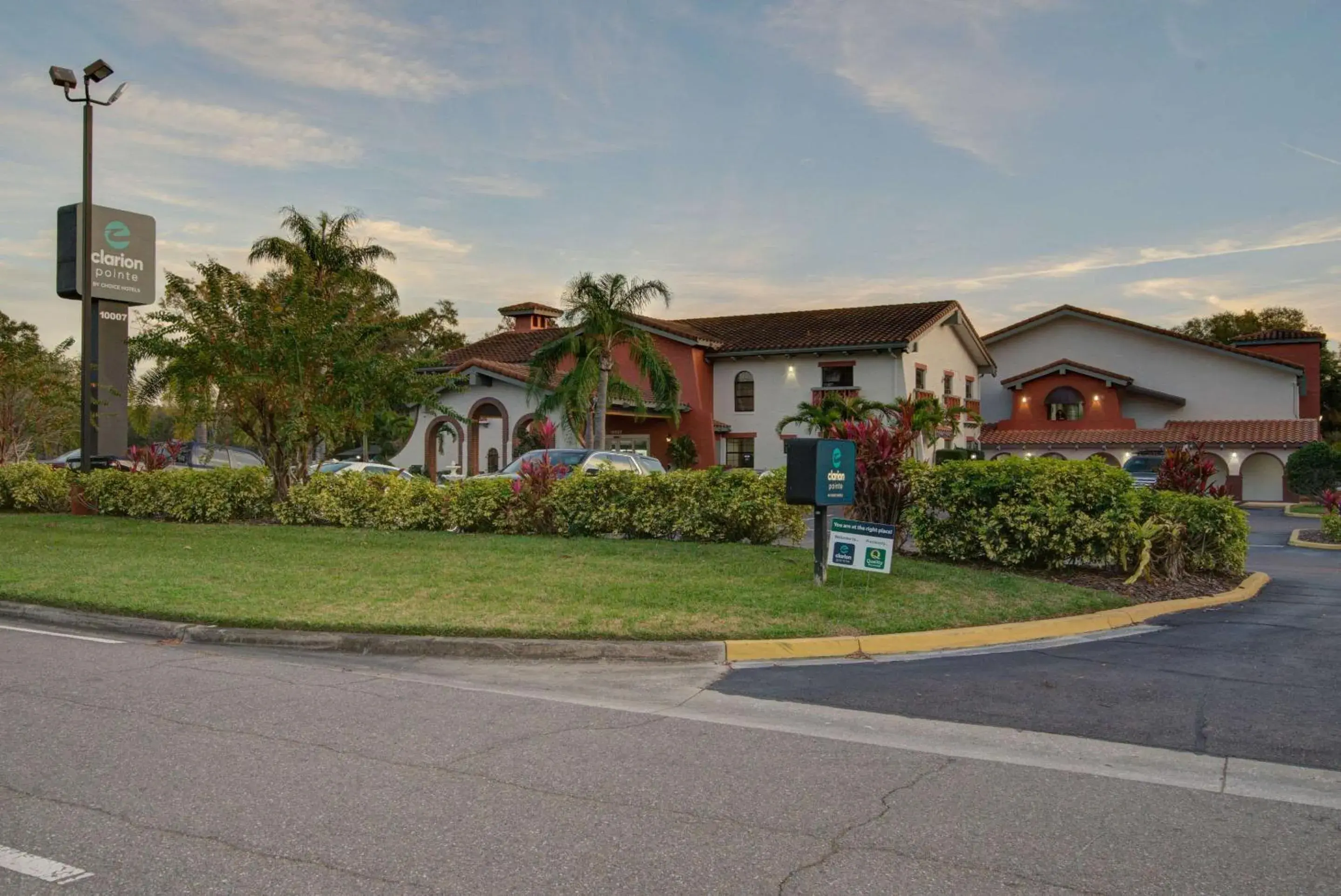 Property building in Clarion Pointe Tampa-Brandon Near Fairgrounds and Casino Property building in Clarion Pointe Tampa-Brandon Near Fairgrounds and Casino