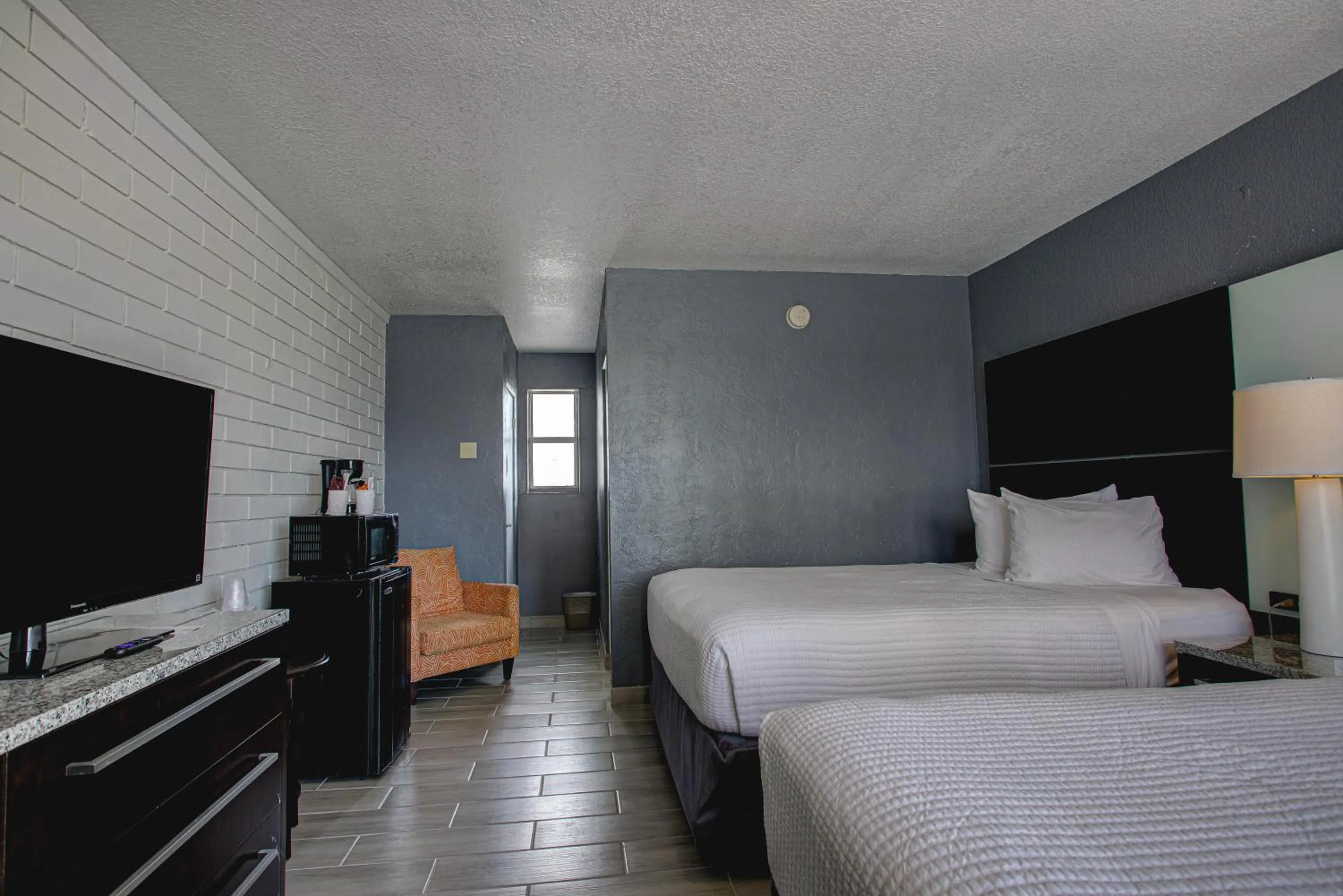 Communal lounge/ TV room, Bed in Beach House Inn