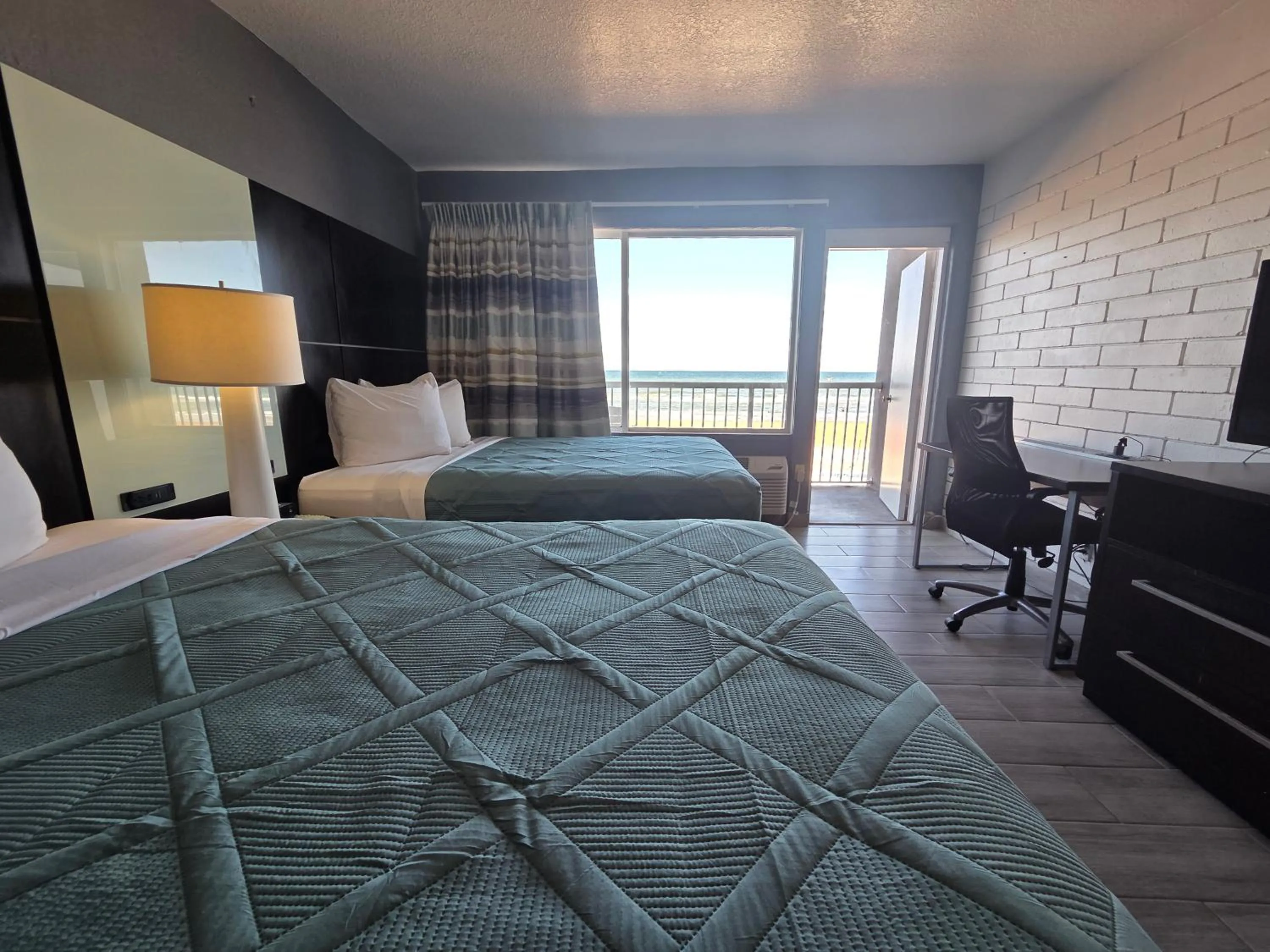 Sea view, Bed in Beach House Inn