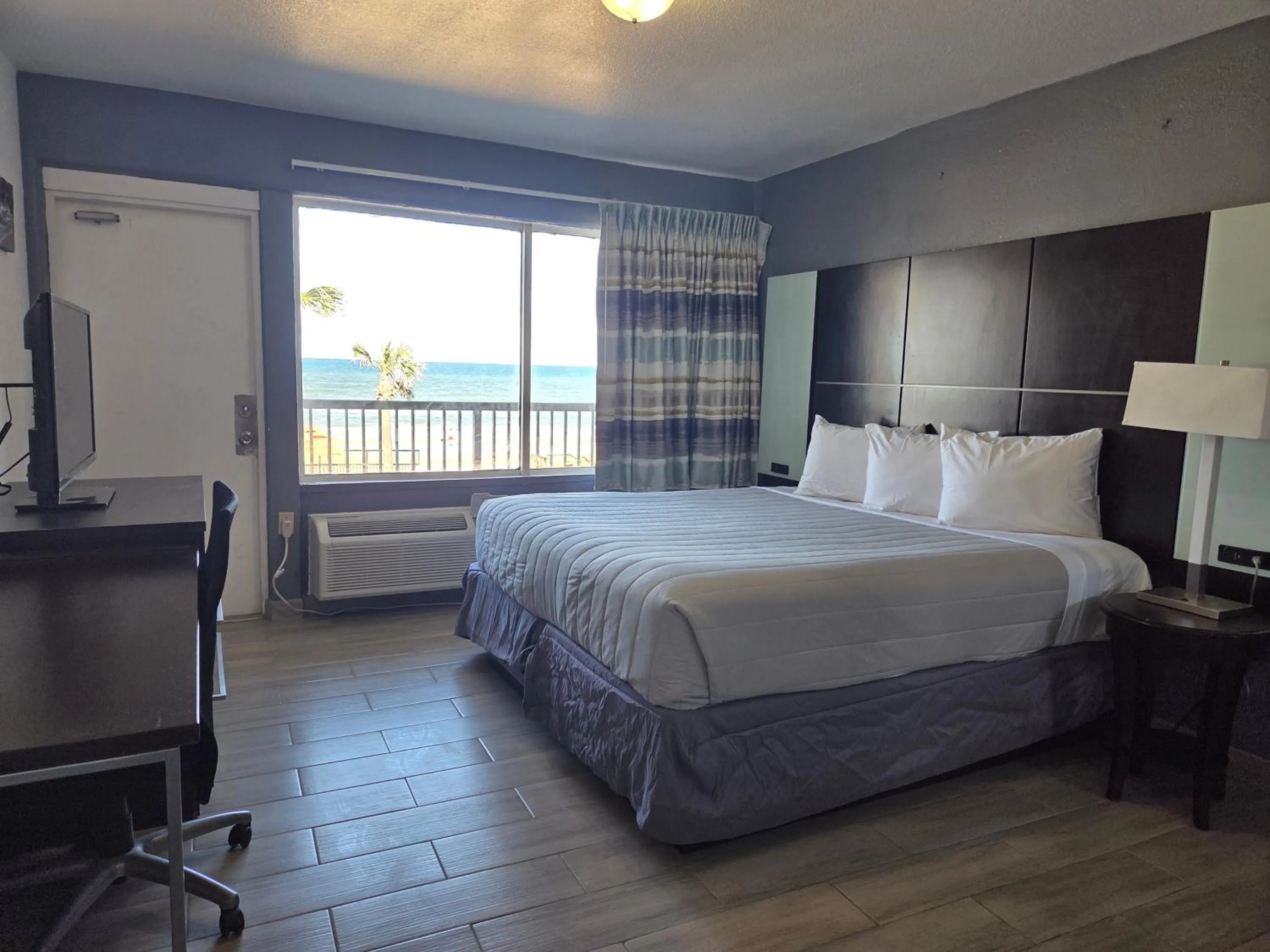 Bed in Beach House Inn