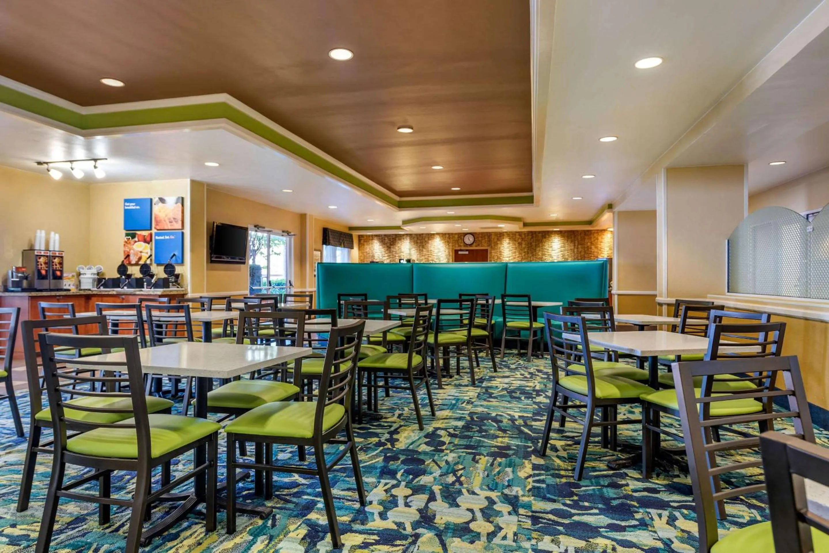 Breakfast in Comfort Inn & Suites Near Universal Orlando Resort-Convention Ctr