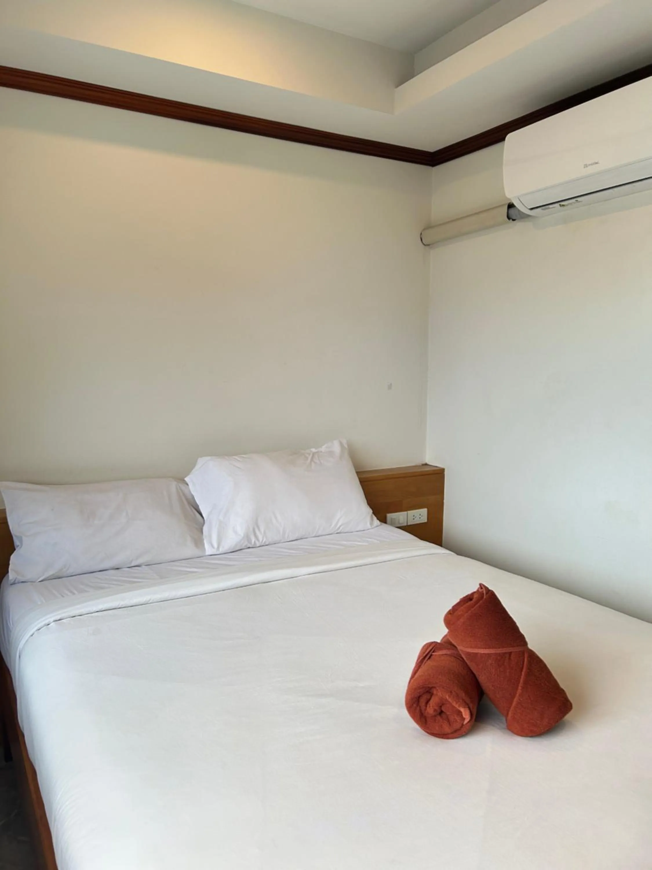 Bed in Coconut Grove Hotel Samui