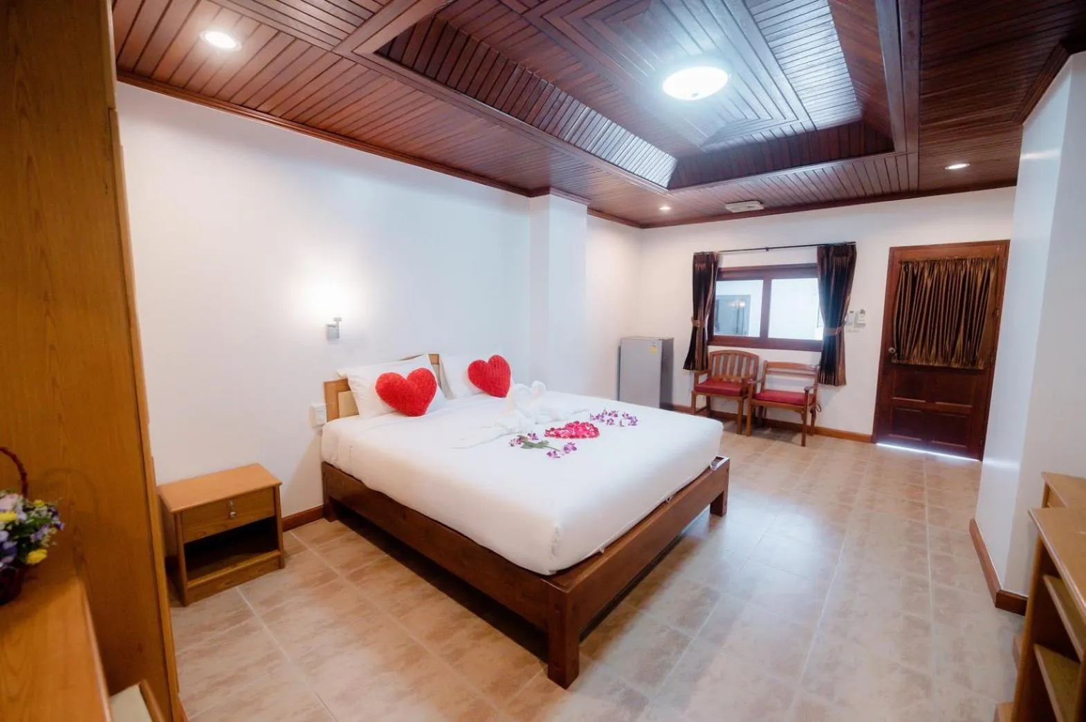 Bed in Coconut Grove Hotel Samui