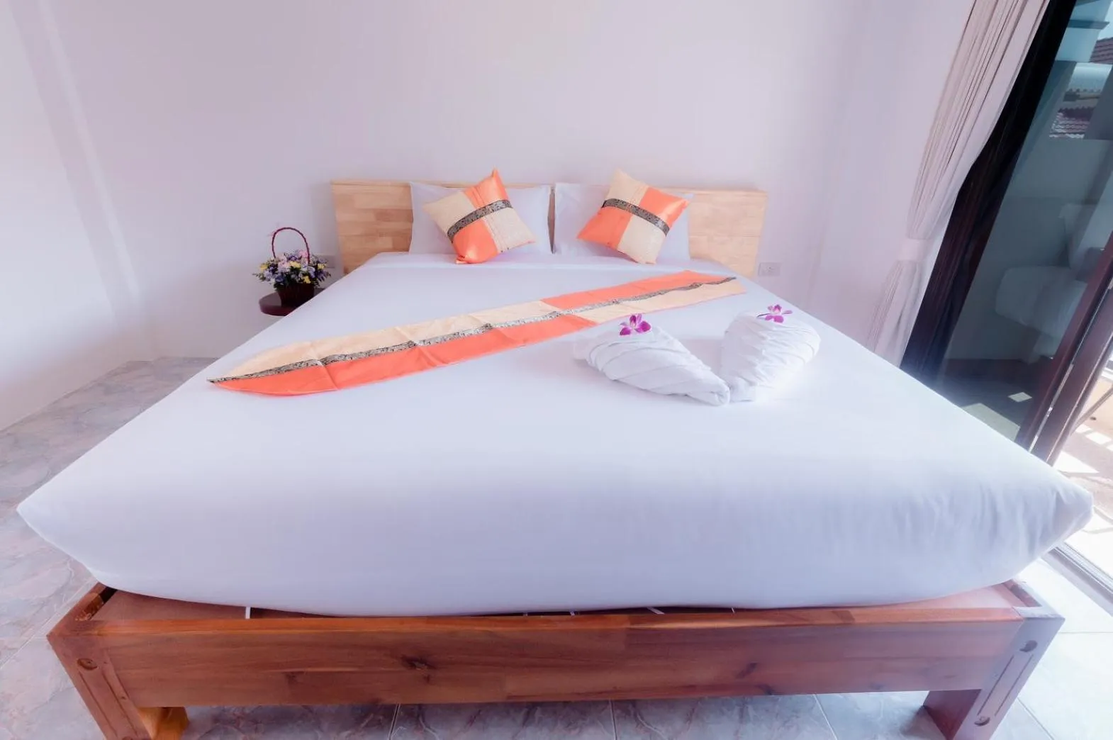 Bed in Coconut Grove Hotel Samui