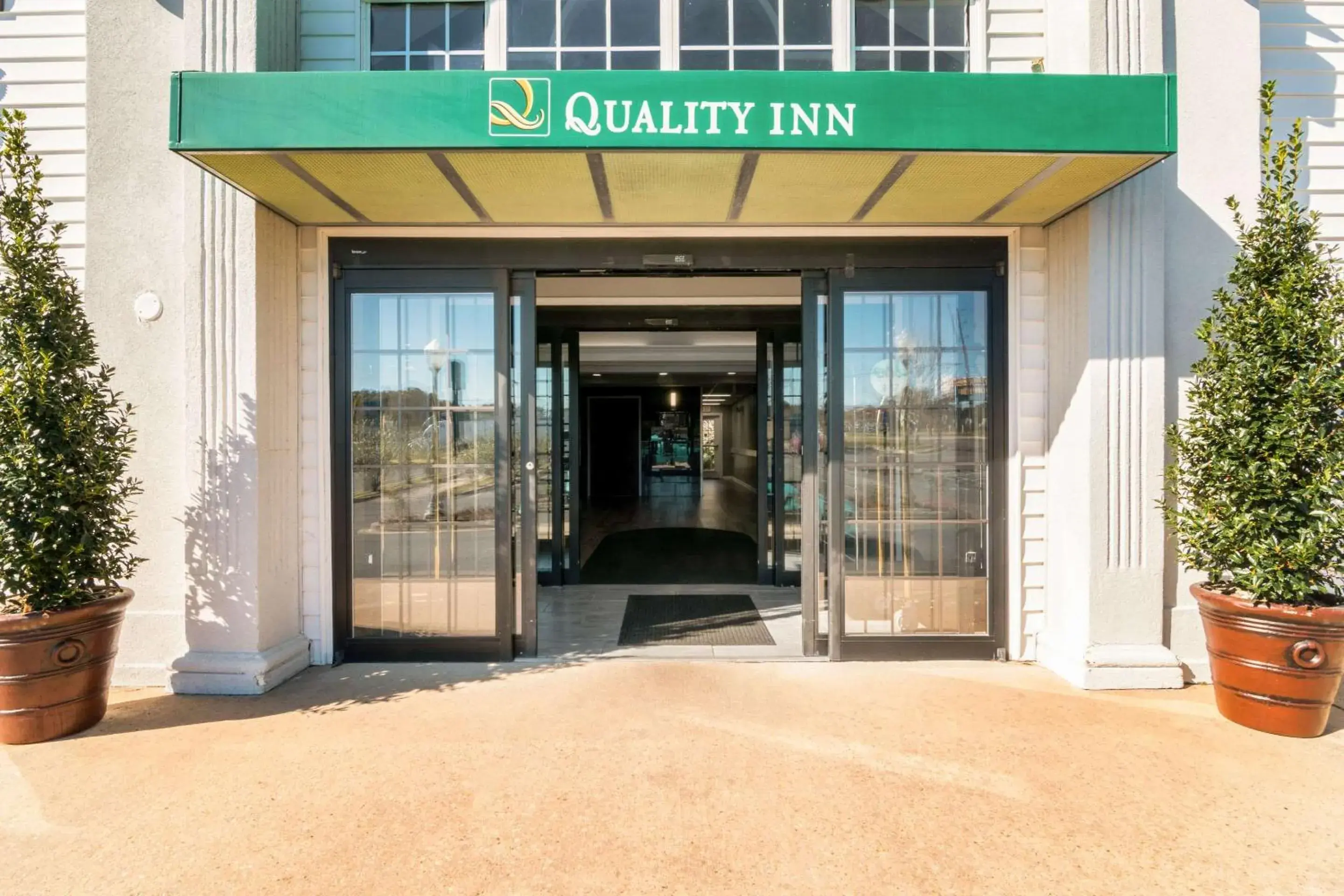 Property building in Quality Inn Crestview Near Eglin AFB Property building in Quality Inn Crestview Near Eglin AFB