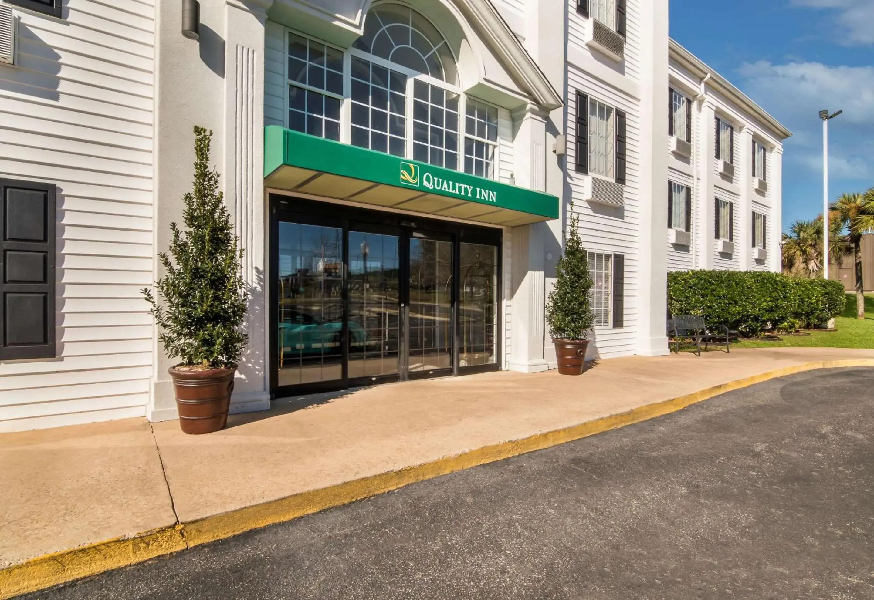 Property building in Quality Inn Crestview Near Eglin AFB Property building in Quality Inn Crestview Near Eglin AFB
