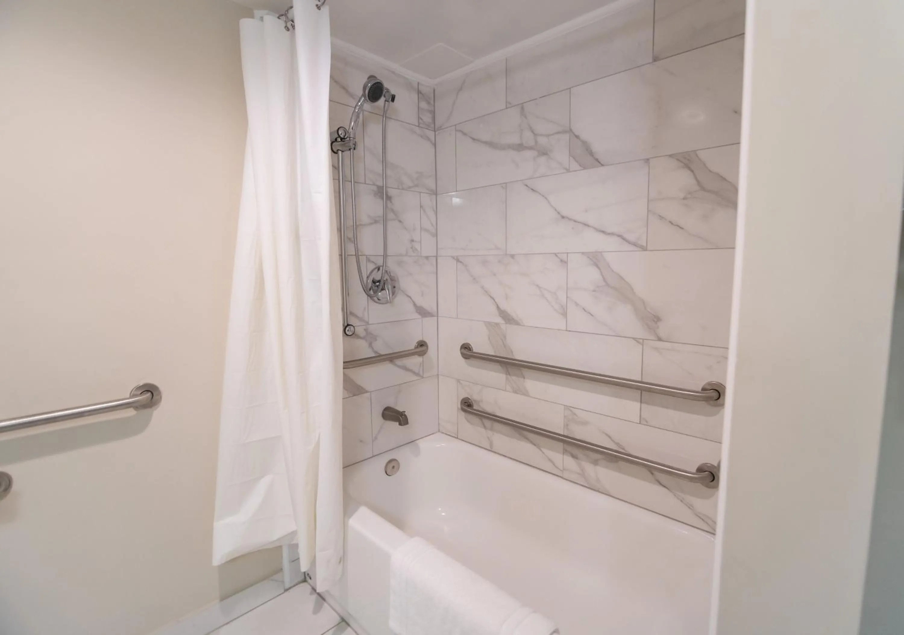 Bathroom in Equus Inn I75