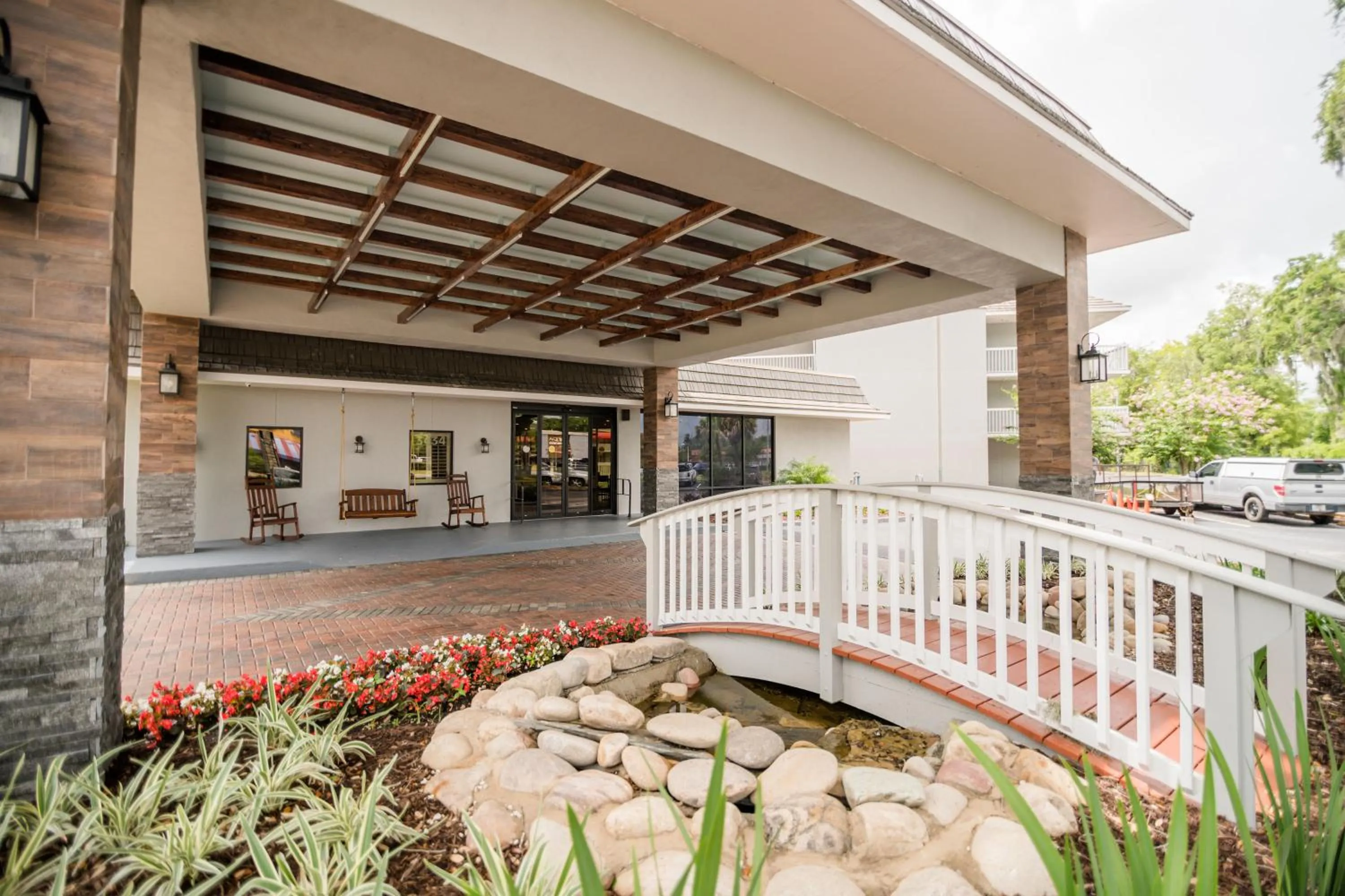 Facade/entrance in Equus Inn I75