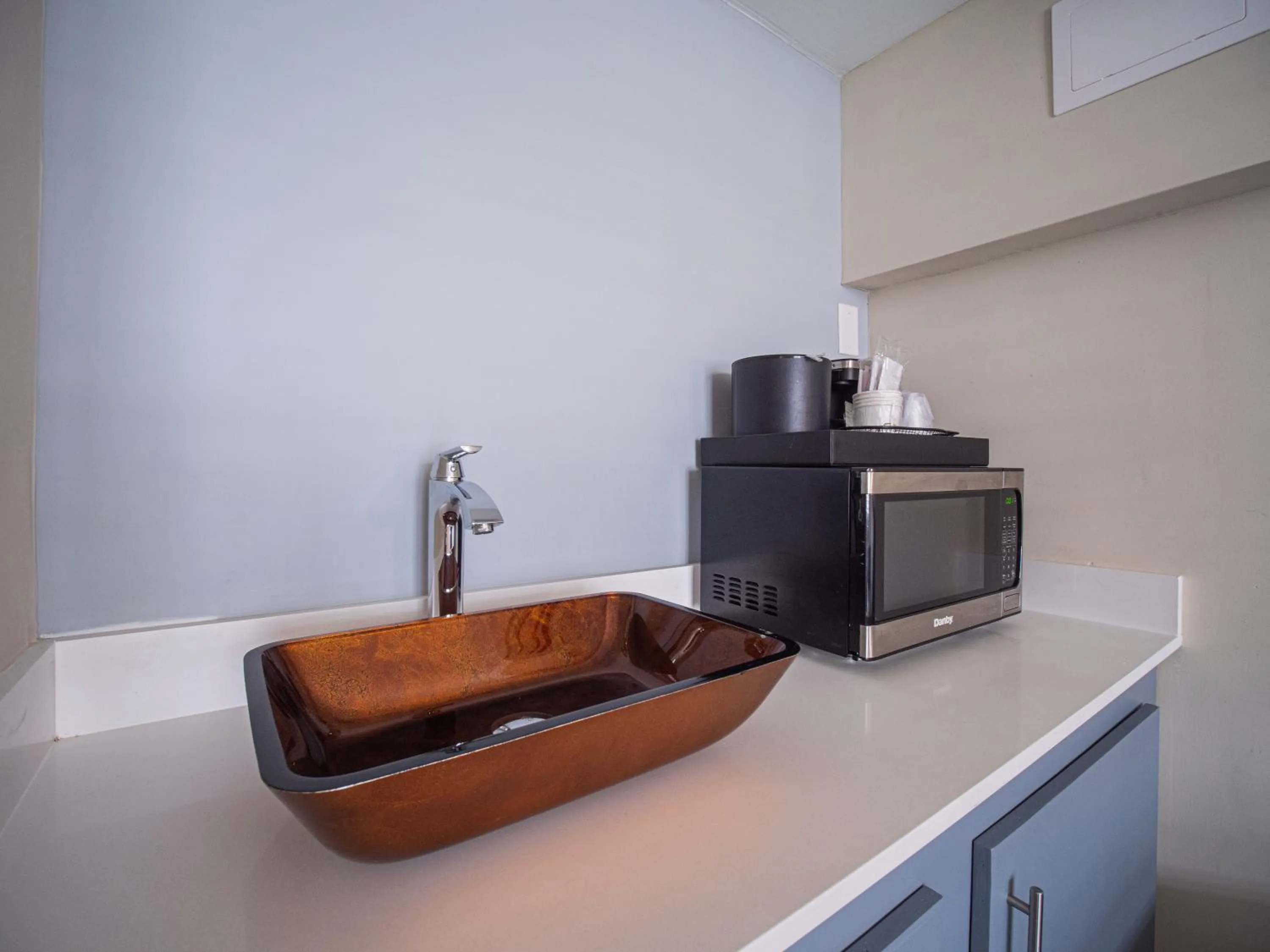 Coffee/tea facilities in Equus Inn I75