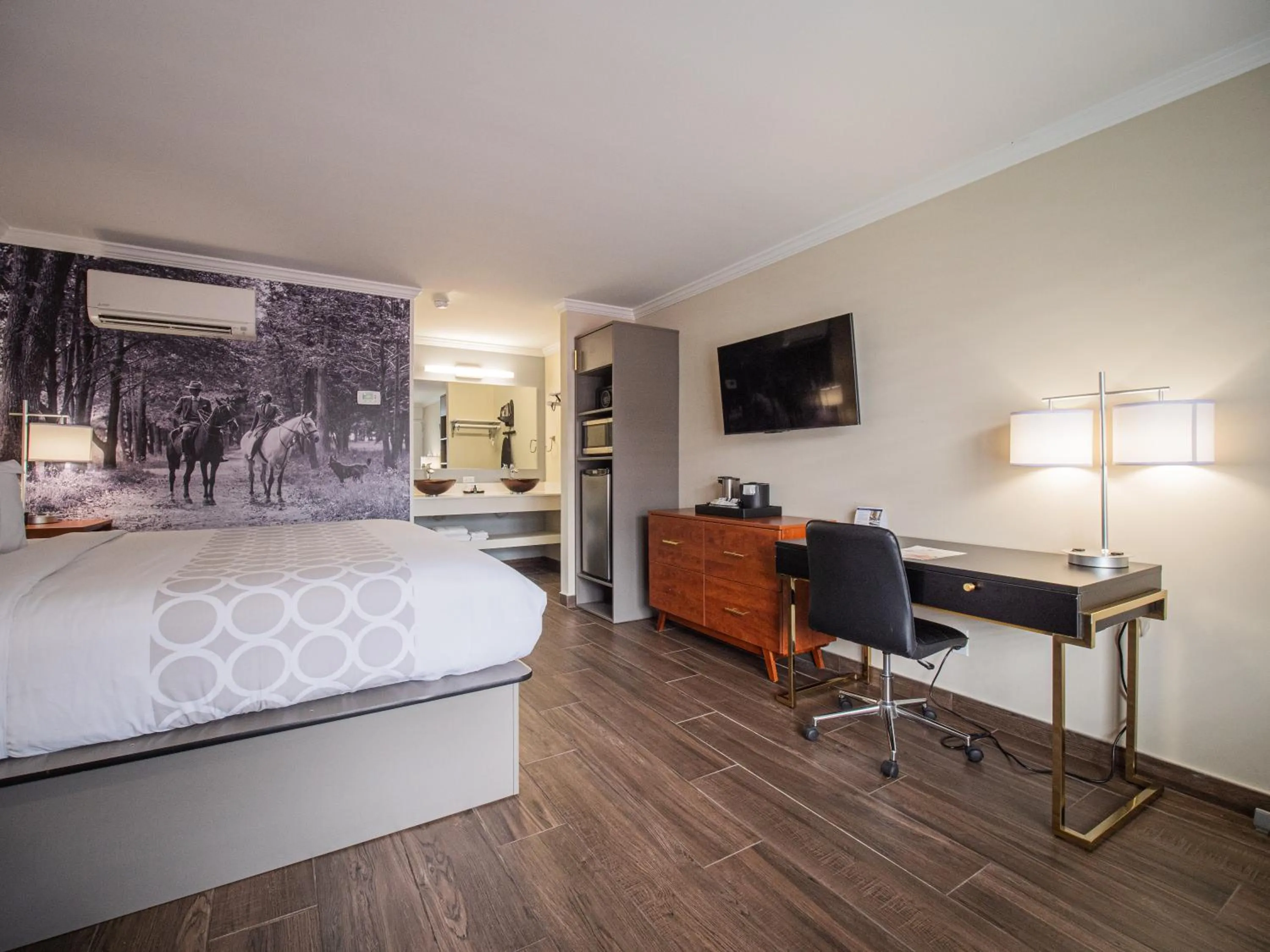 Bedroom, Bed in Equus Inn I75