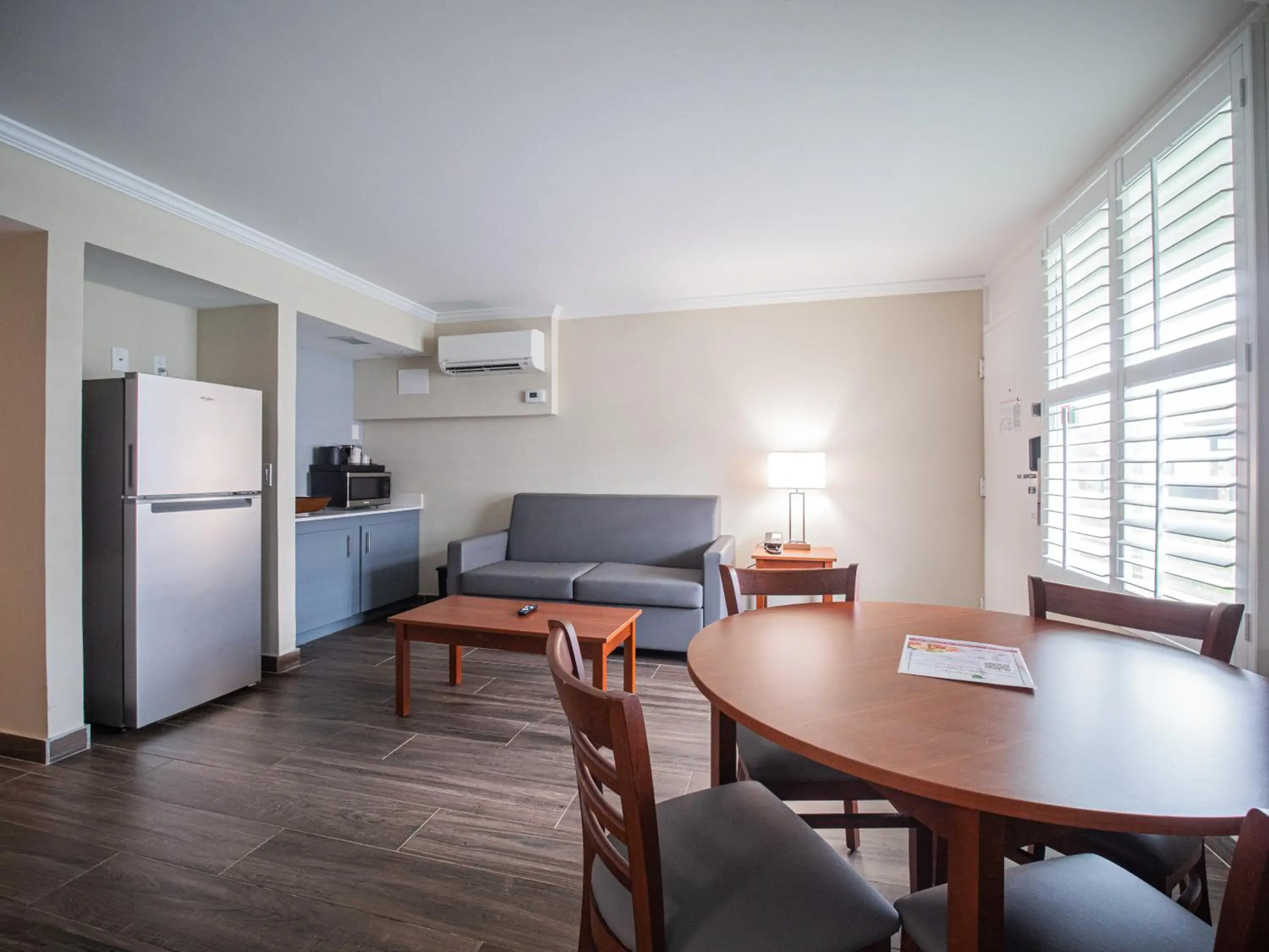 Kitchen or kitchenette, Dining Area in The Equus Inn & Suites Ocala