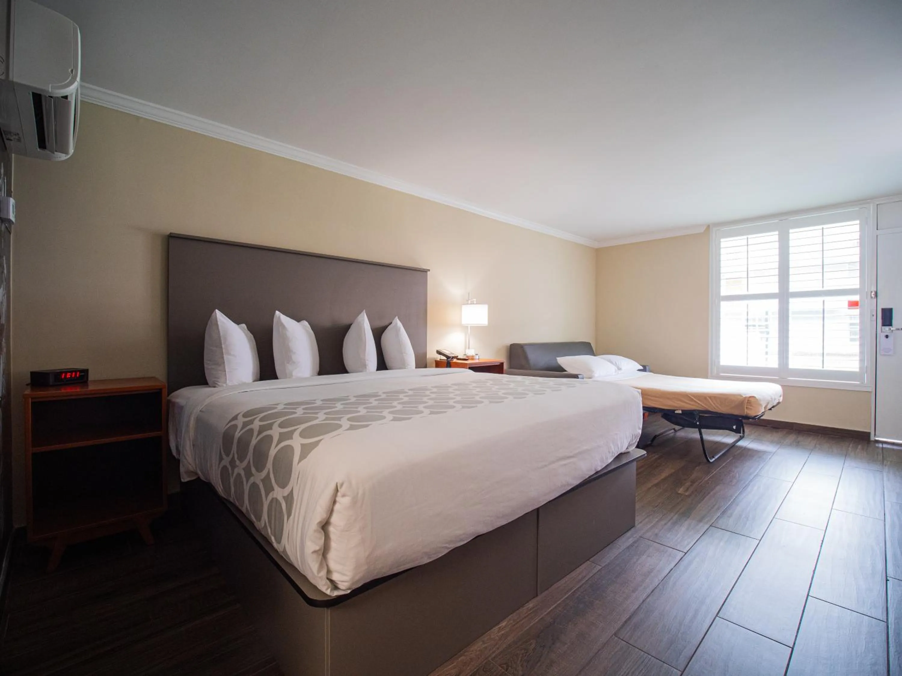 Photo of the whole room, Bed in Equus Inn I75