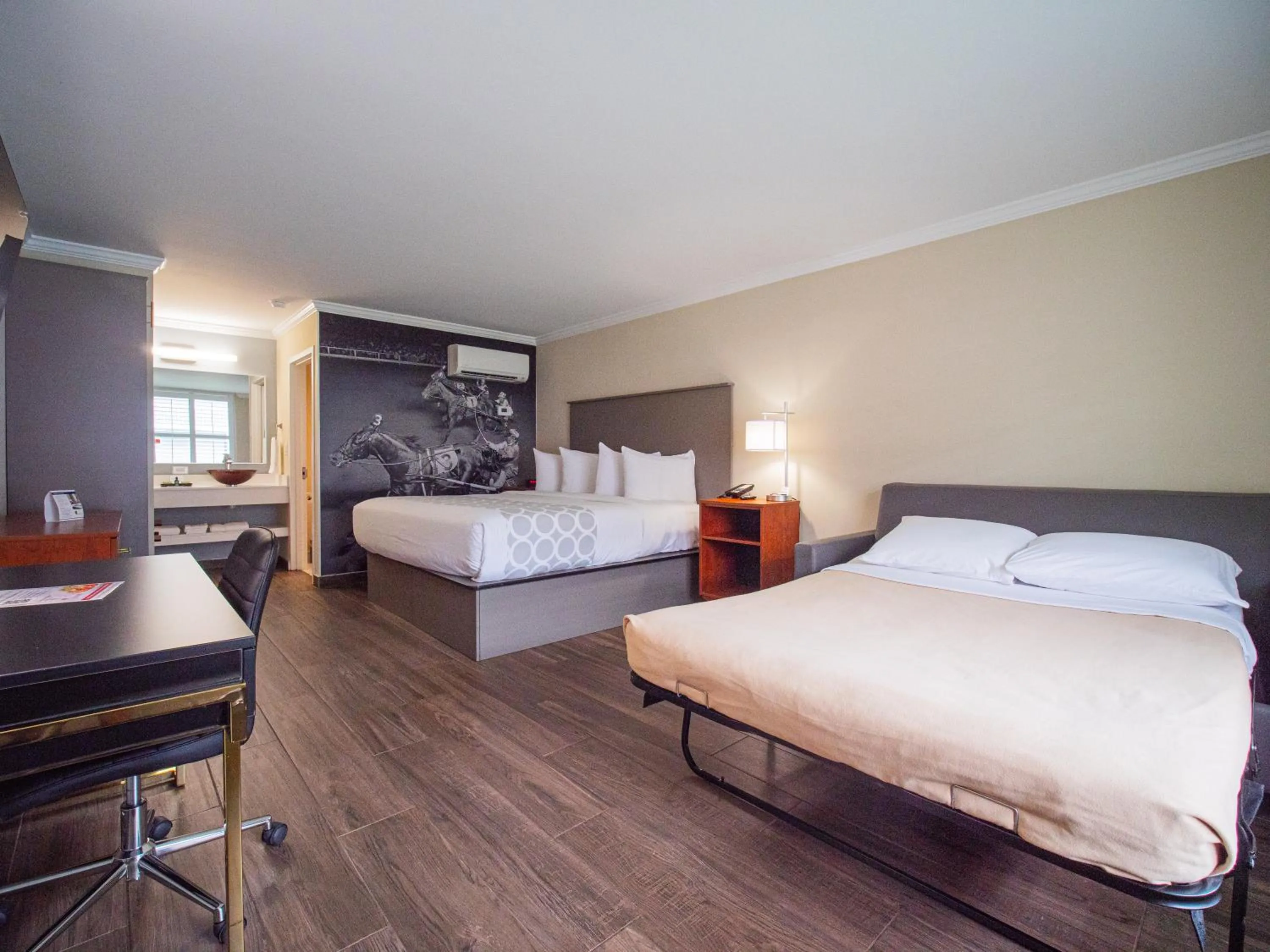 Bedroom, Bed in Equus Inn I75