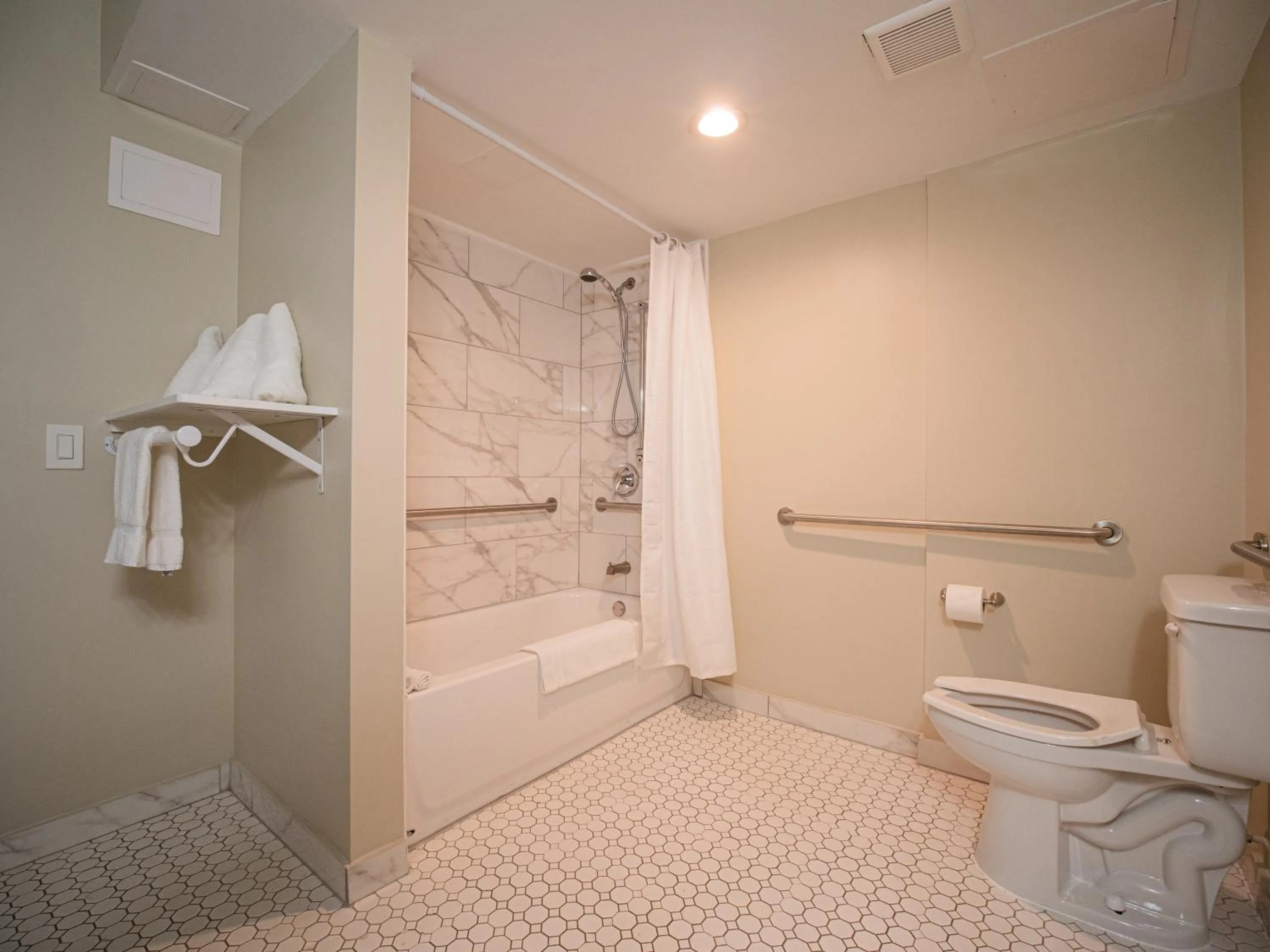 Bathroom in Equus Inn I75