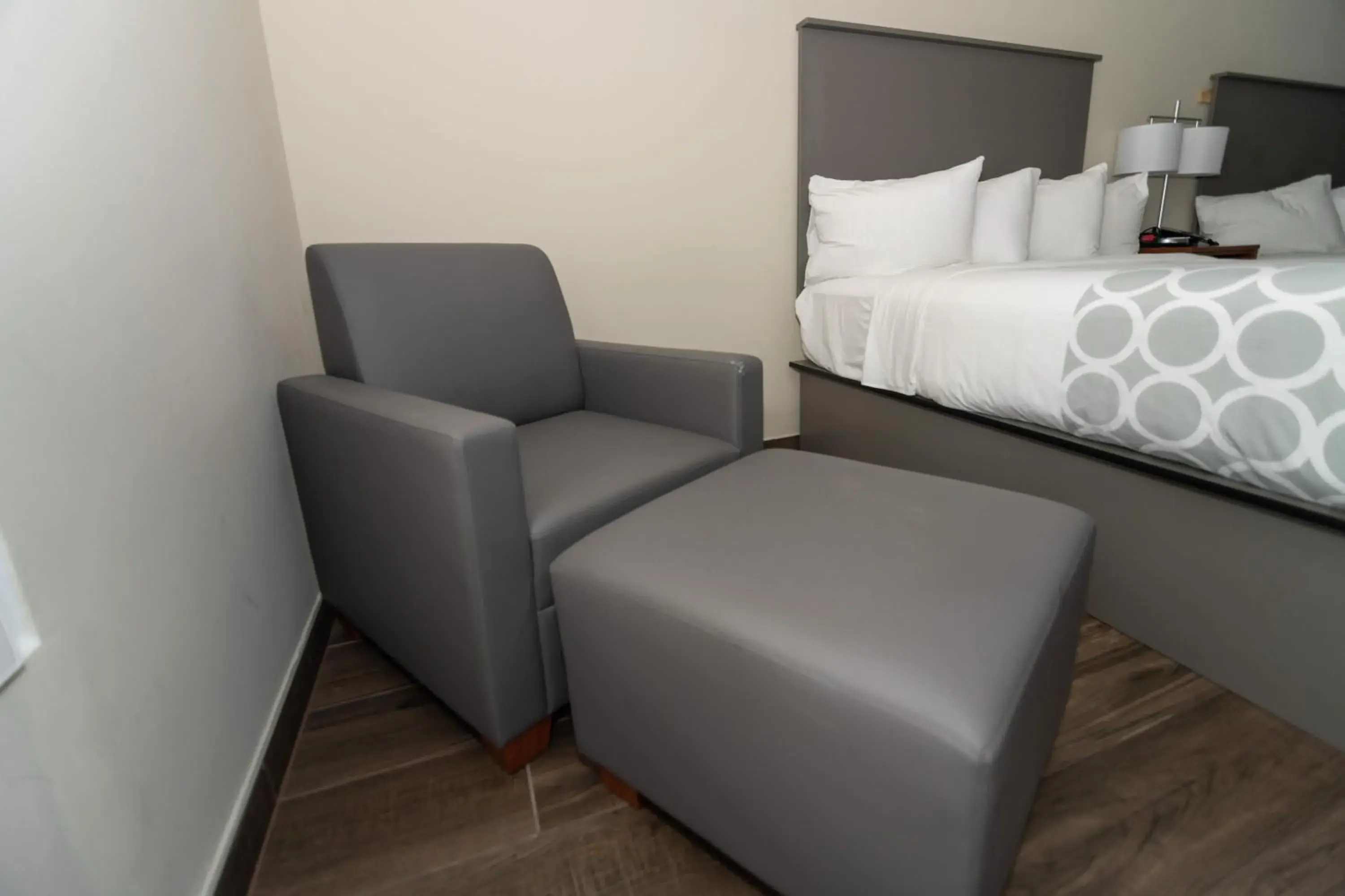 Seating area, Bed in The Equus Inn & Suites Ocala