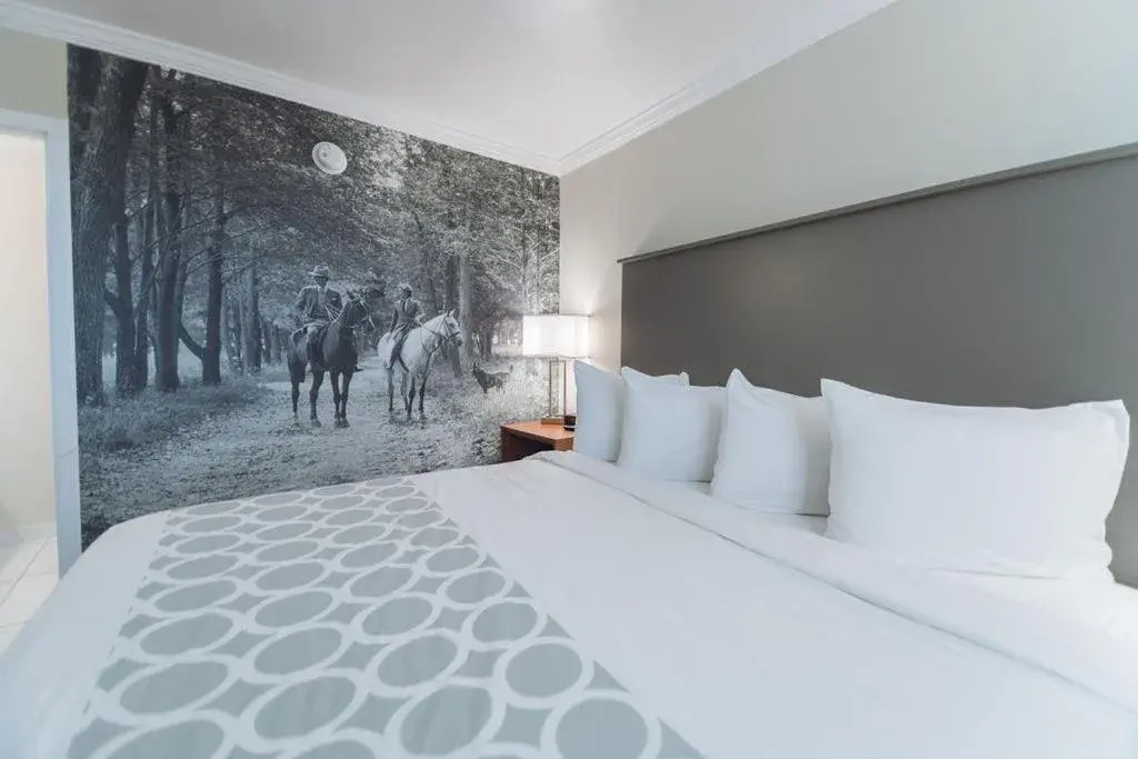 Bed in The Equus Inn & Suites Ocala