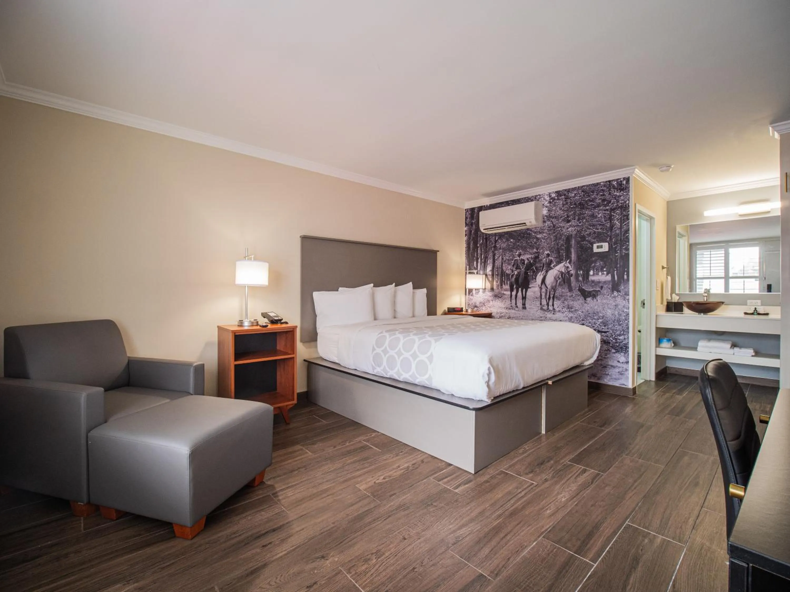 Photo of the whole room, Bed in Equus Inn I75