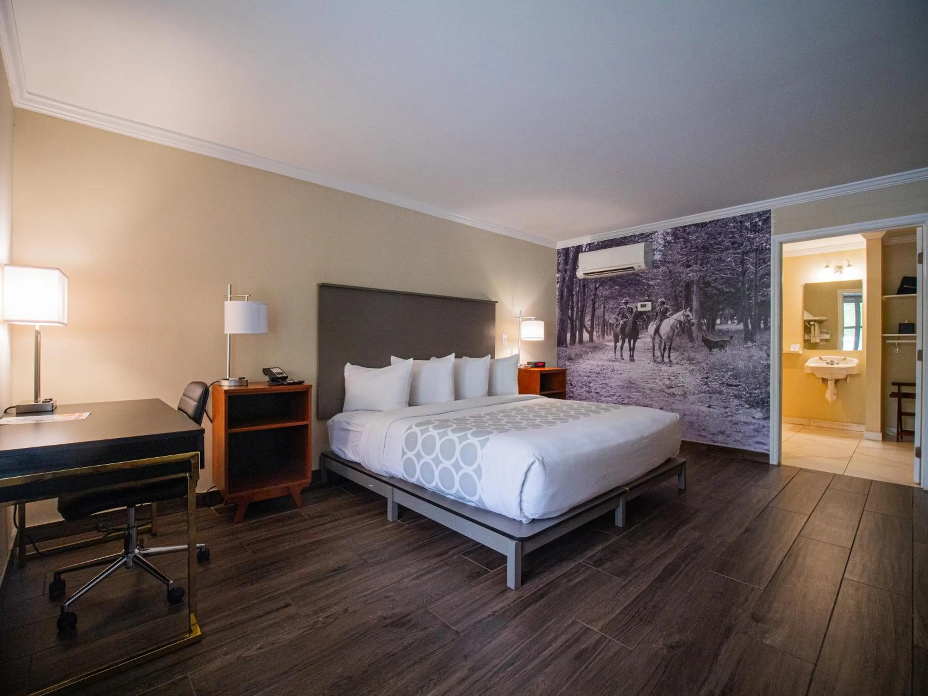 Bedroom, Bed in Equus Inn I75