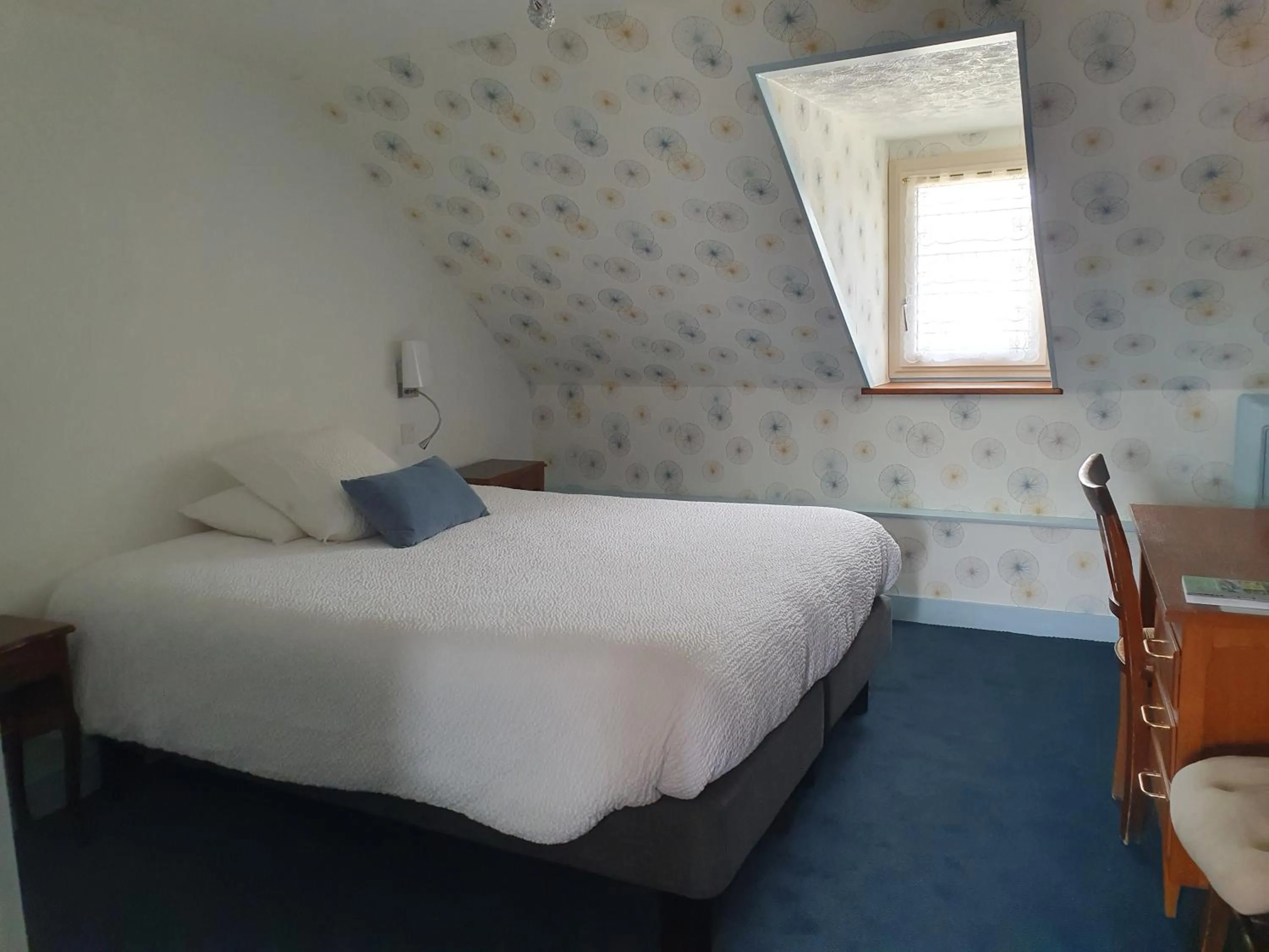 Bed in Logis hôtel LE COR D'ARGENT