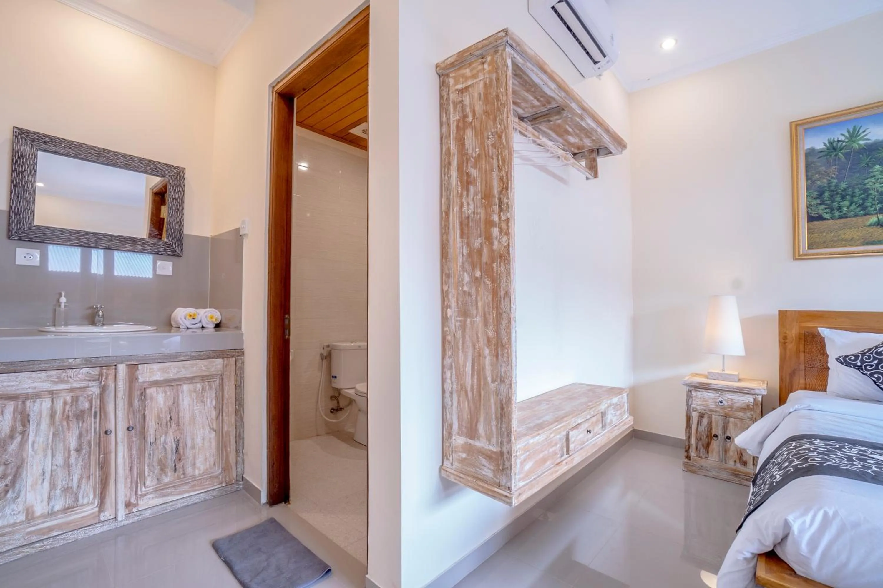 Shower, Bed in Saka House