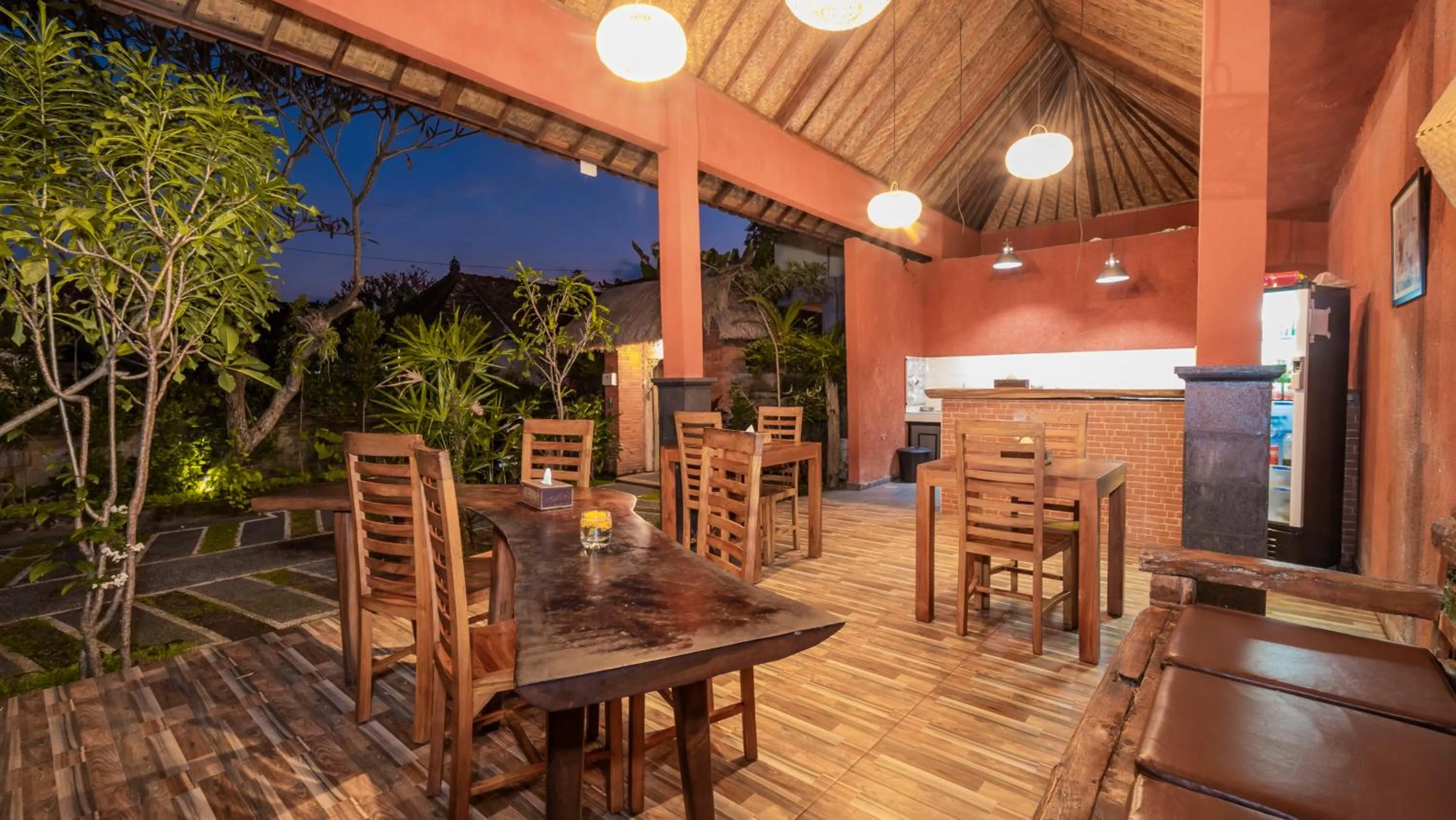 Restaurant/places to eat in Saka House