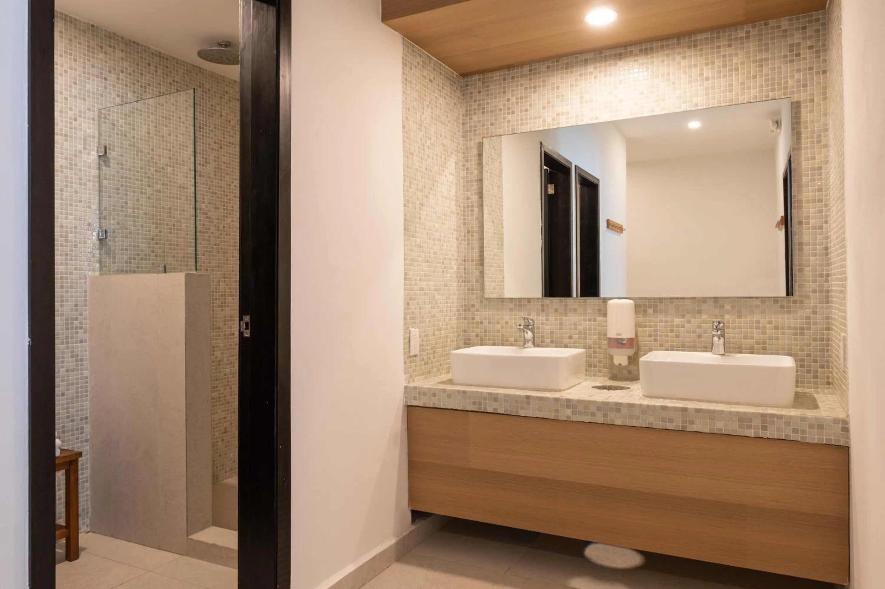 Shower in Mayan Monkey Tulum - Social Hotel