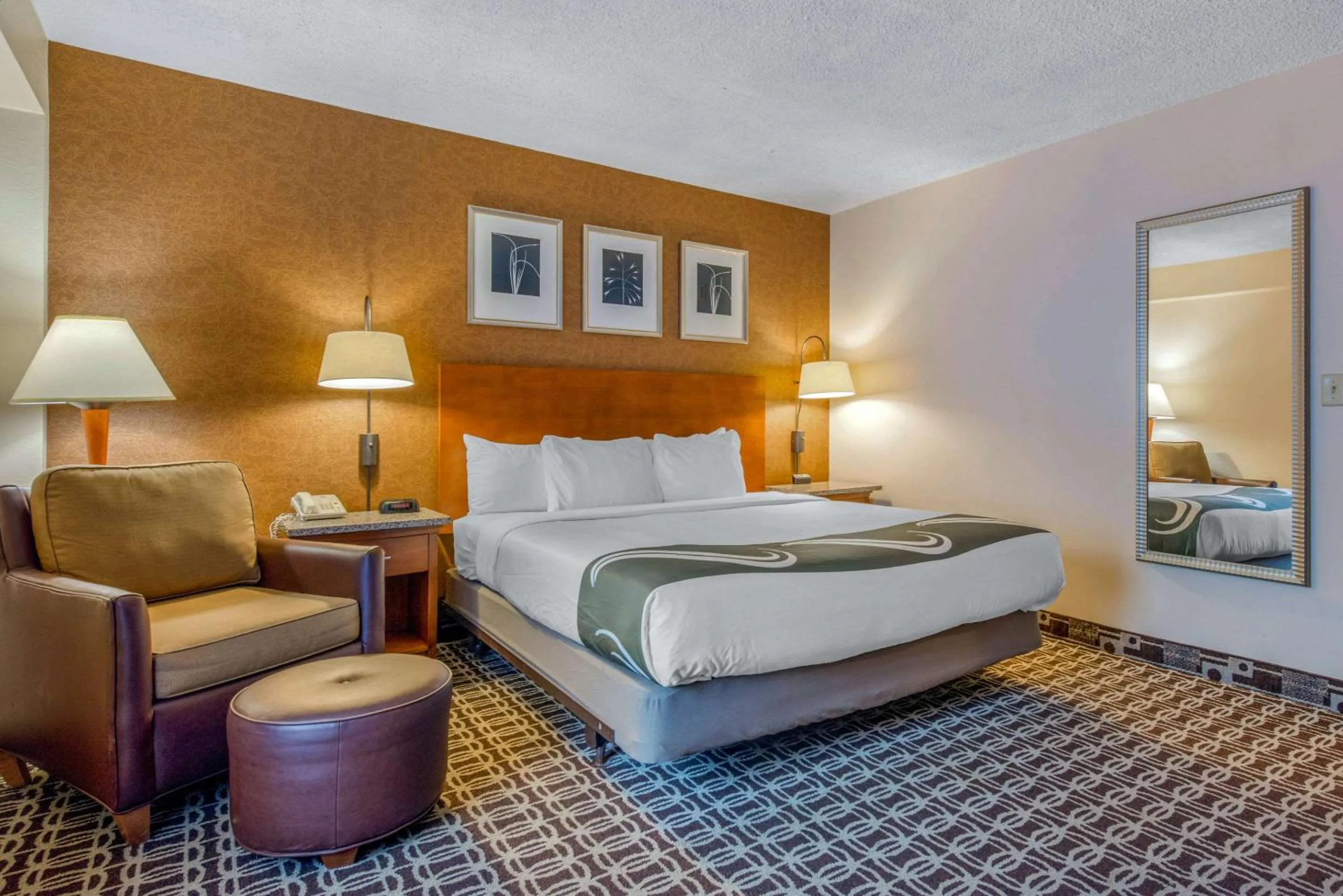 Photo of the whole room, Bed in Quality Inn Savannah Historic District
