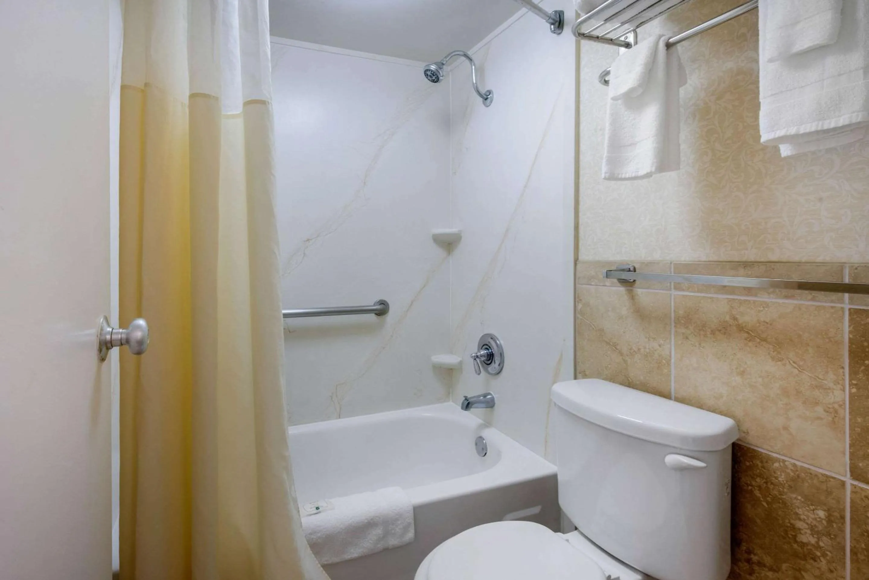 Photo of the whole room in Quality Inn Savannah Historic District