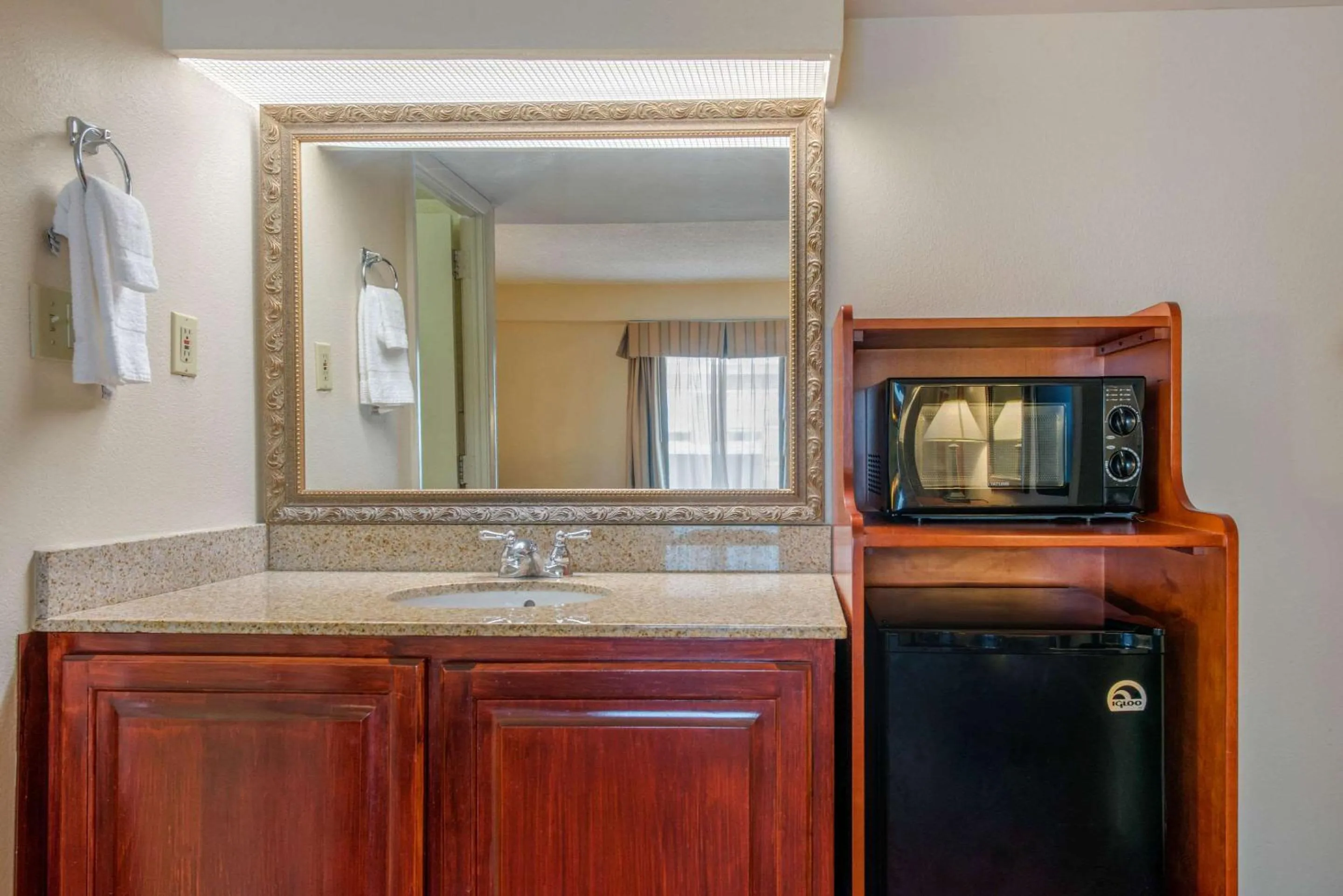 Photo of the whole room in Quality Inn Savannah Historic District