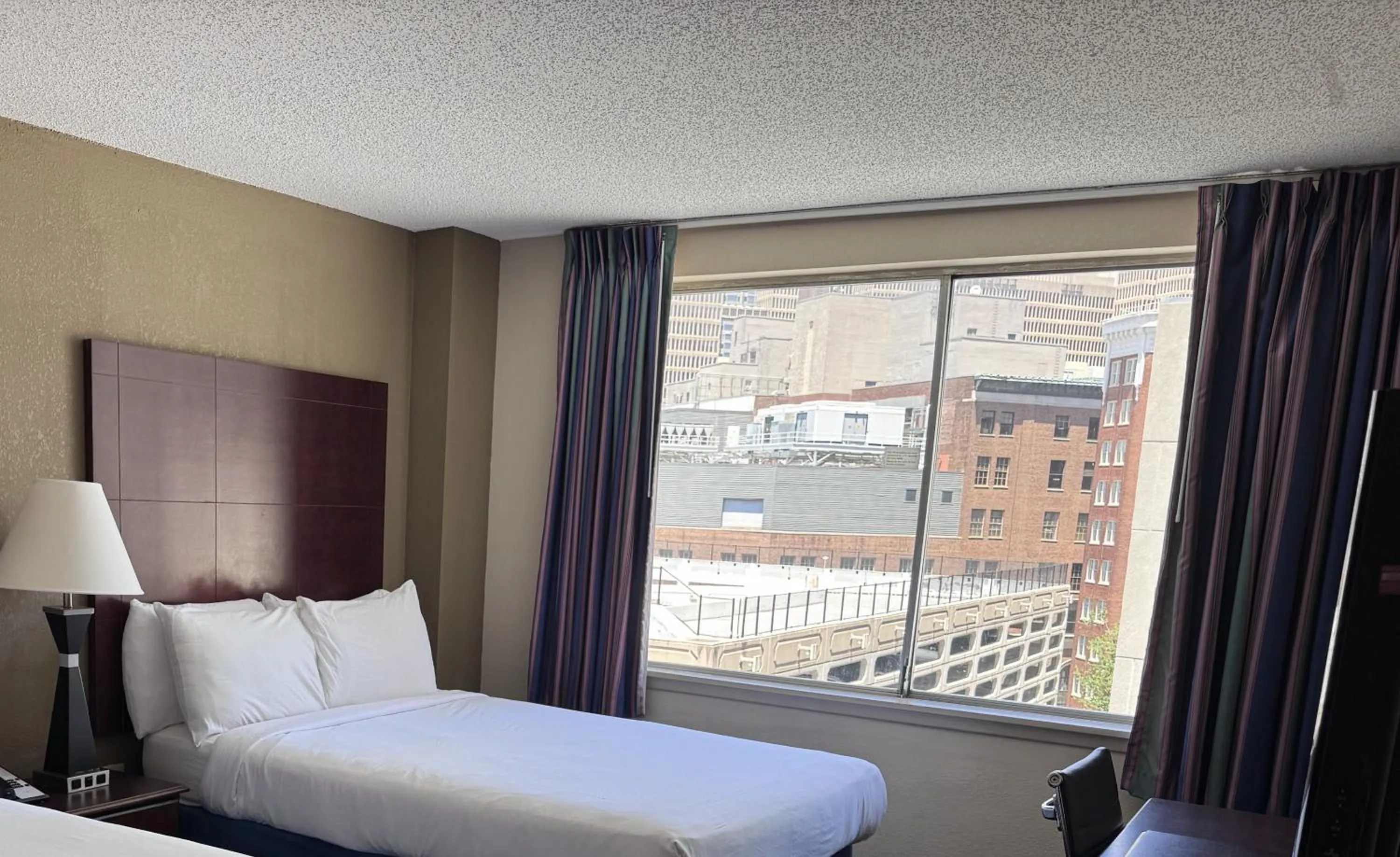 Bed in Barclay Hotel Atlanta Downtown