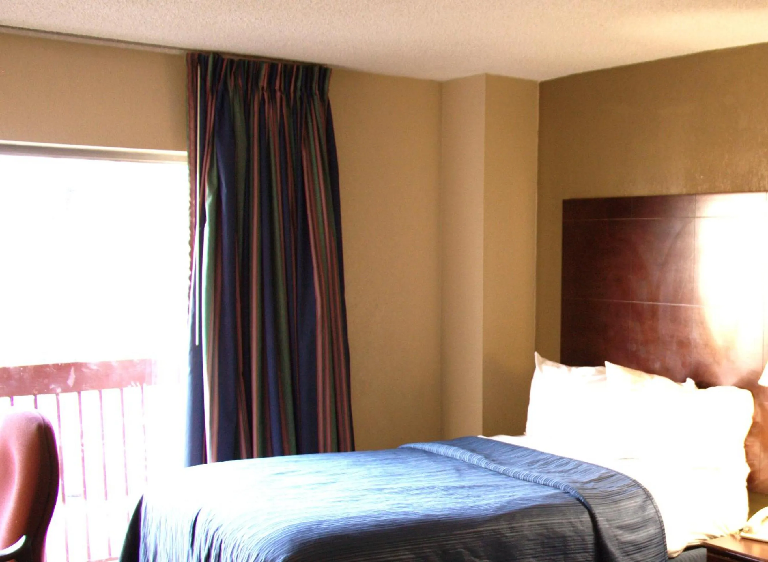 Bed in Barclay Hotel Atlanta Downtown