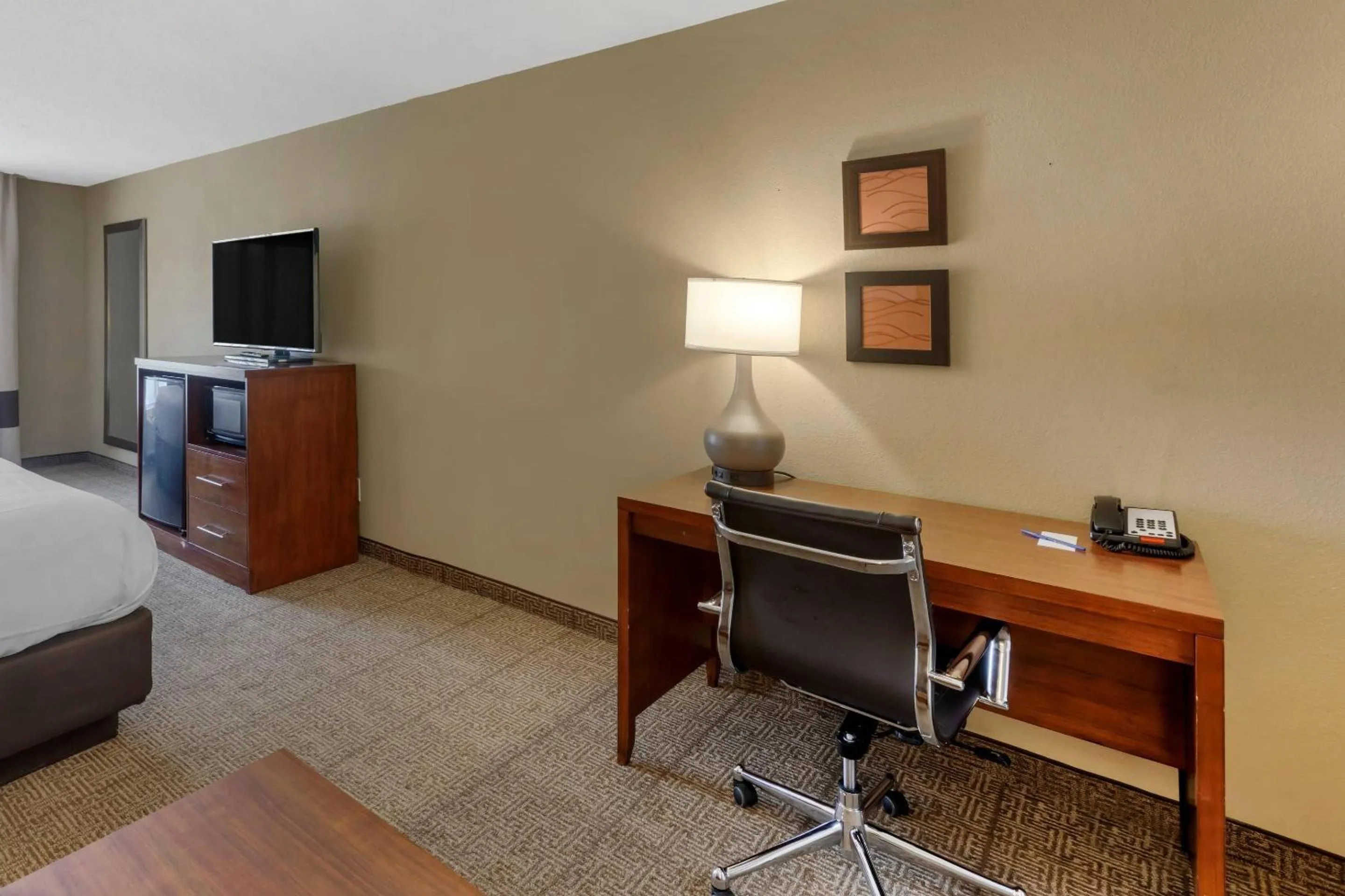 Bedroom in Comfort Inn & Suites Peachtree Corners - Norcross